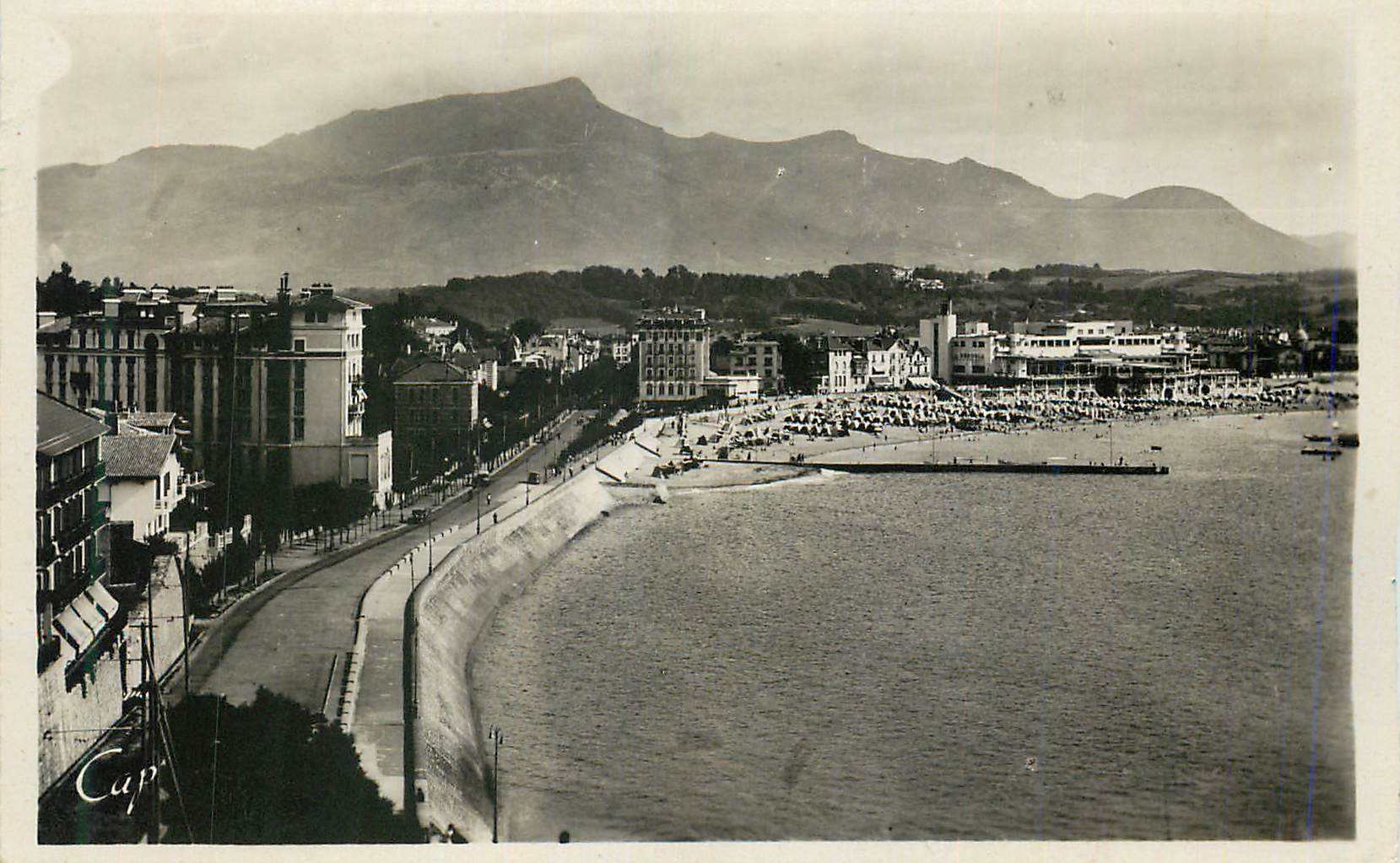CPM 157 saint jean de luz vue generale de la plage et la rhune
