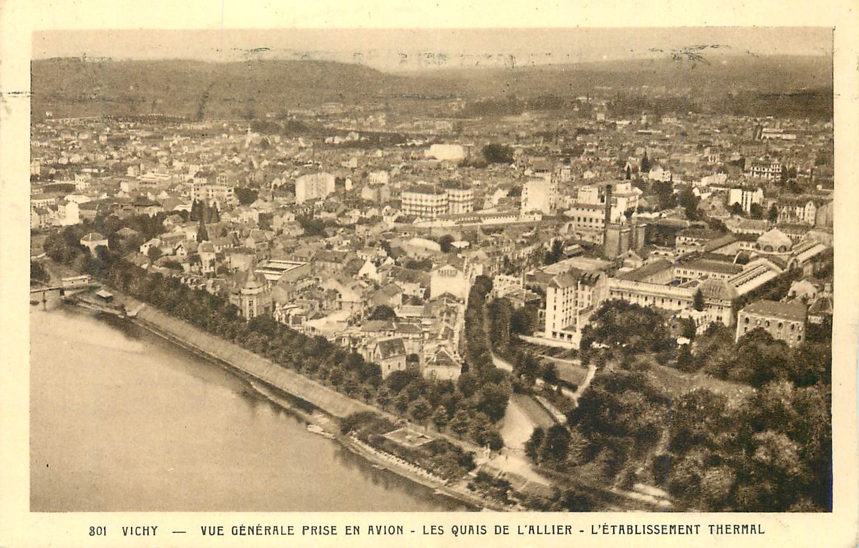 Vichy — Vue générale prise en avion — Les quais de l'Allier — L'établissement thermal