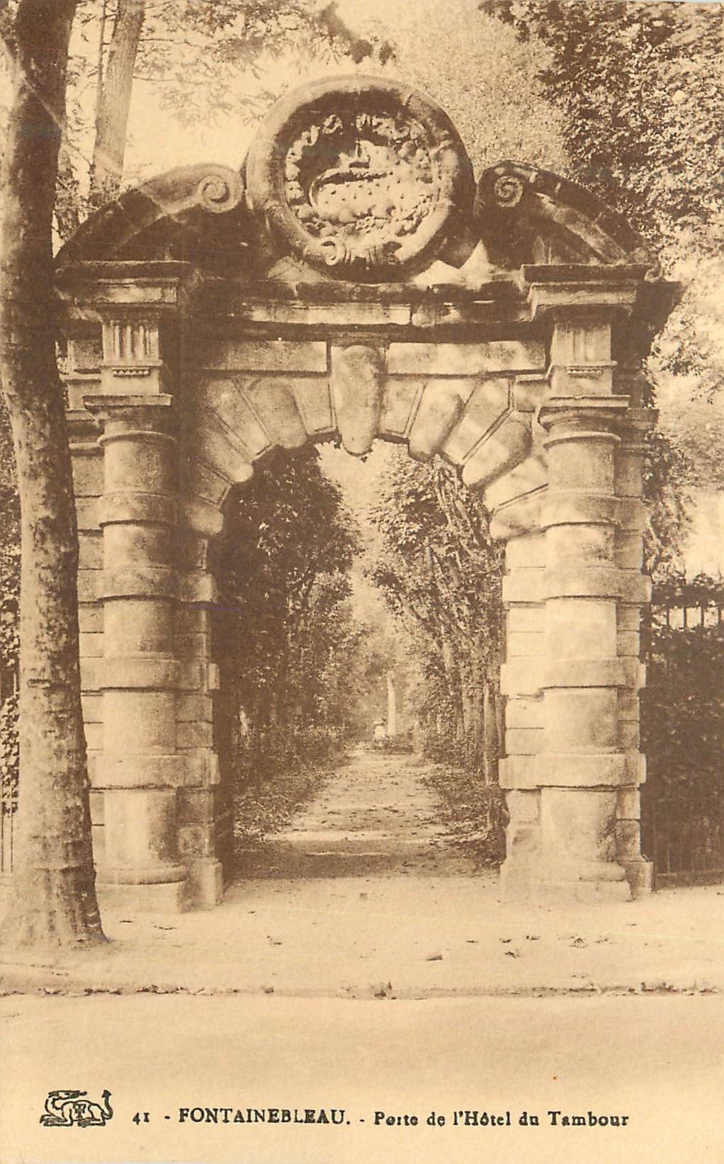 Fontainebleau — Tor des Hotels Tambour — Verleger Nr. 41
