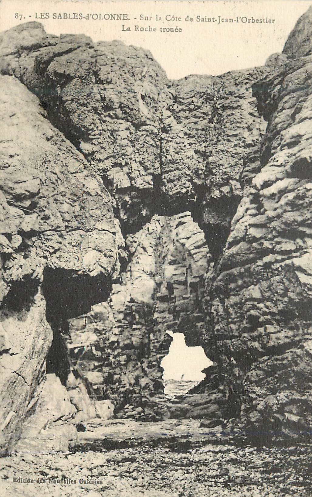 Les Sables-d'Olonne — La Roche trouée — Édition des Nouvelles Galeries, n°87