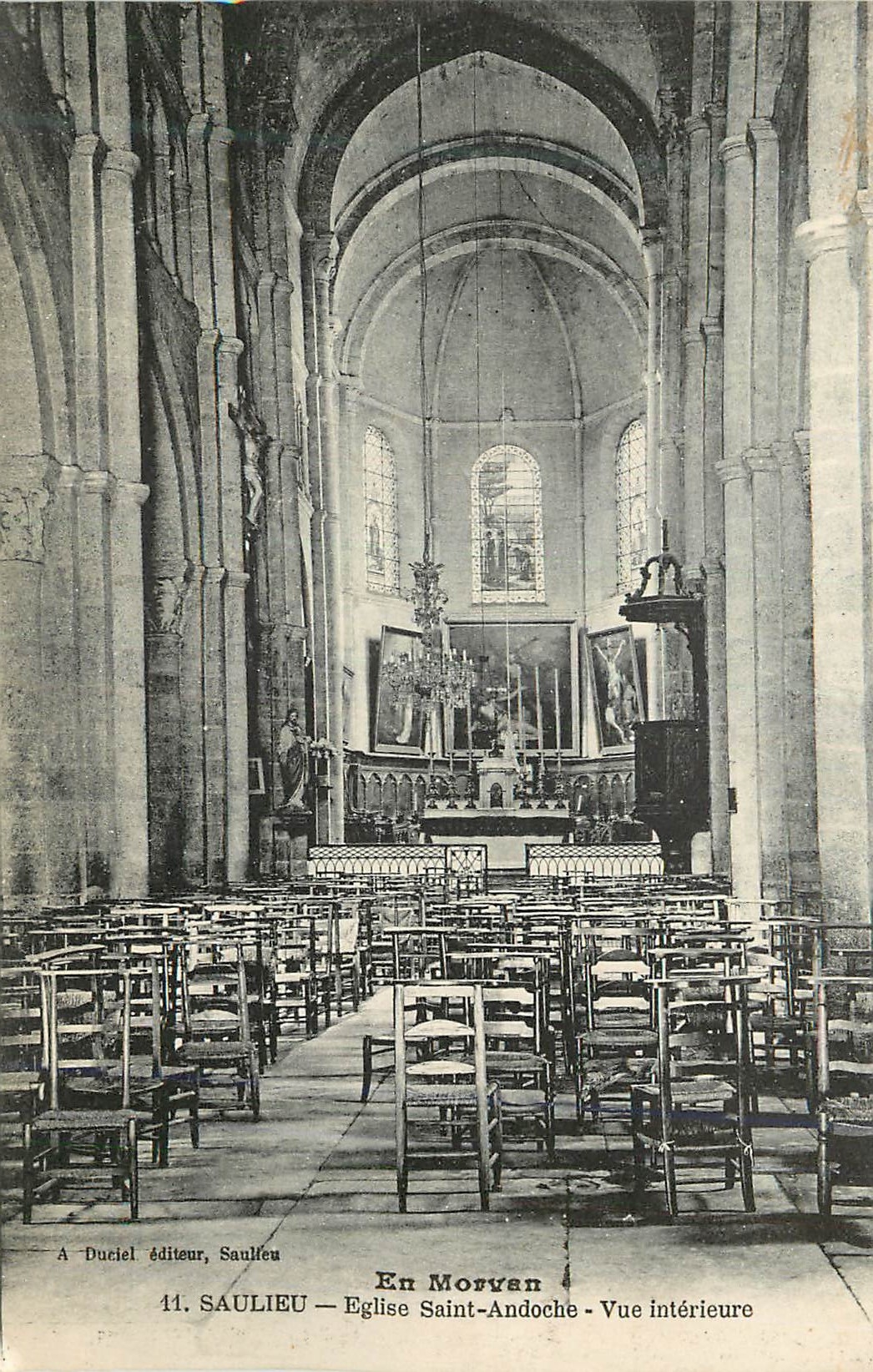 CPA En morvan 11 saulieu eglise saint andoche vue interieure