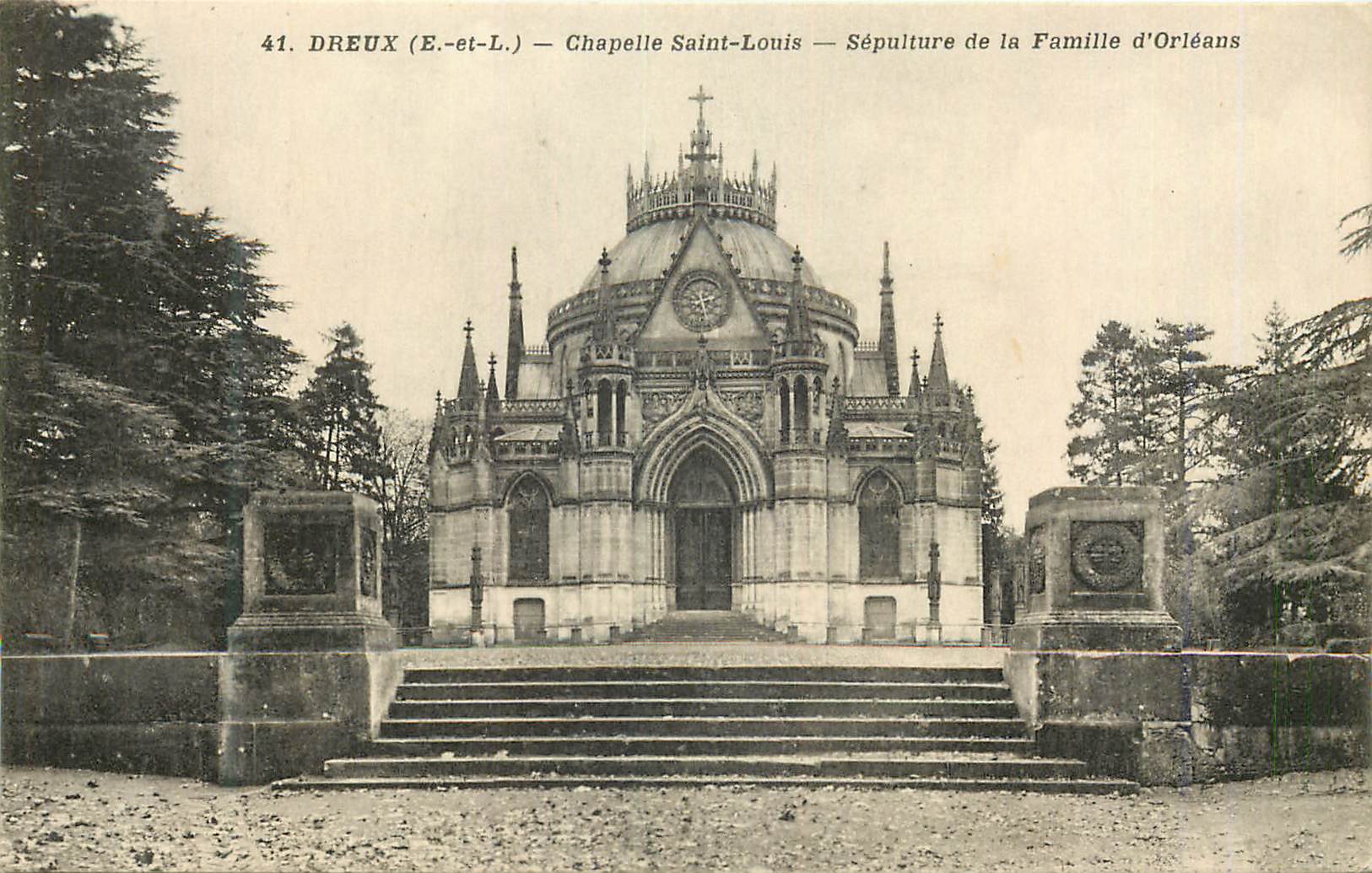 Dreux (E.-et-L.) — Chapelle Saint-Louis — Sépulture de la Famille d'Orléans