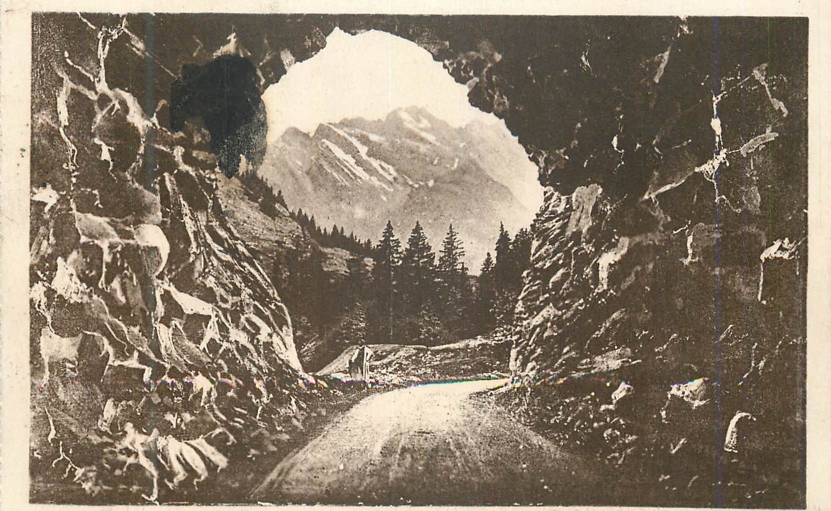 CPA Savoie Route des Aravis a la Giettaz Tunnels des tournants