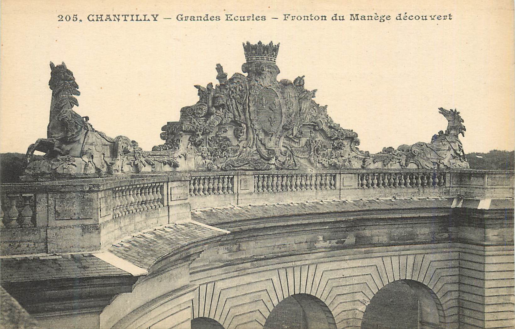 Chantilly — Grandes Écuries — Fronton du Manège découvert