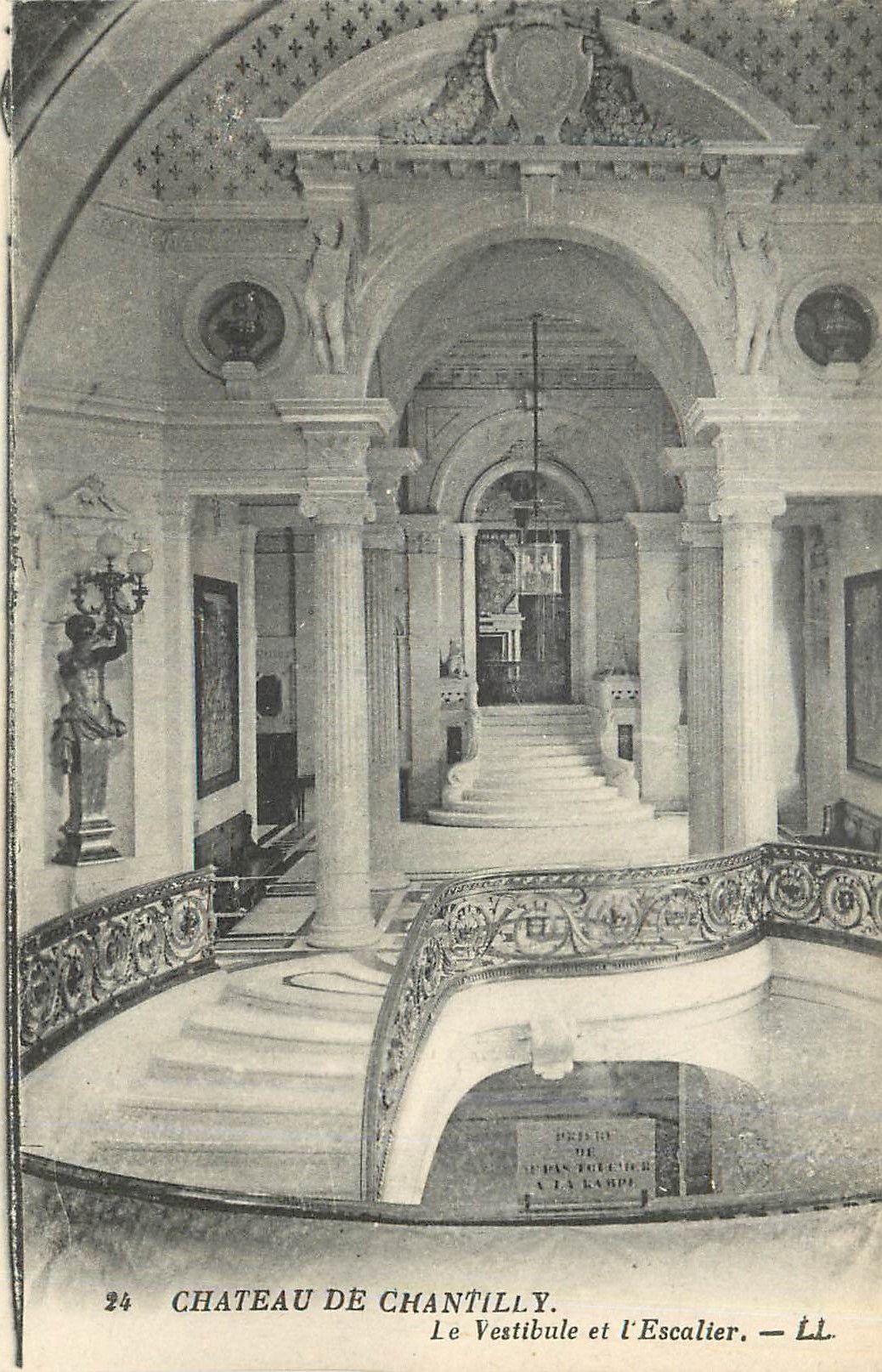 CPA Chateau de chantilly le vestibule et l escalier
