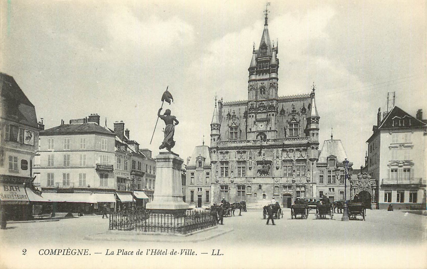 CPA Compiegne la place de l hotel de ville
