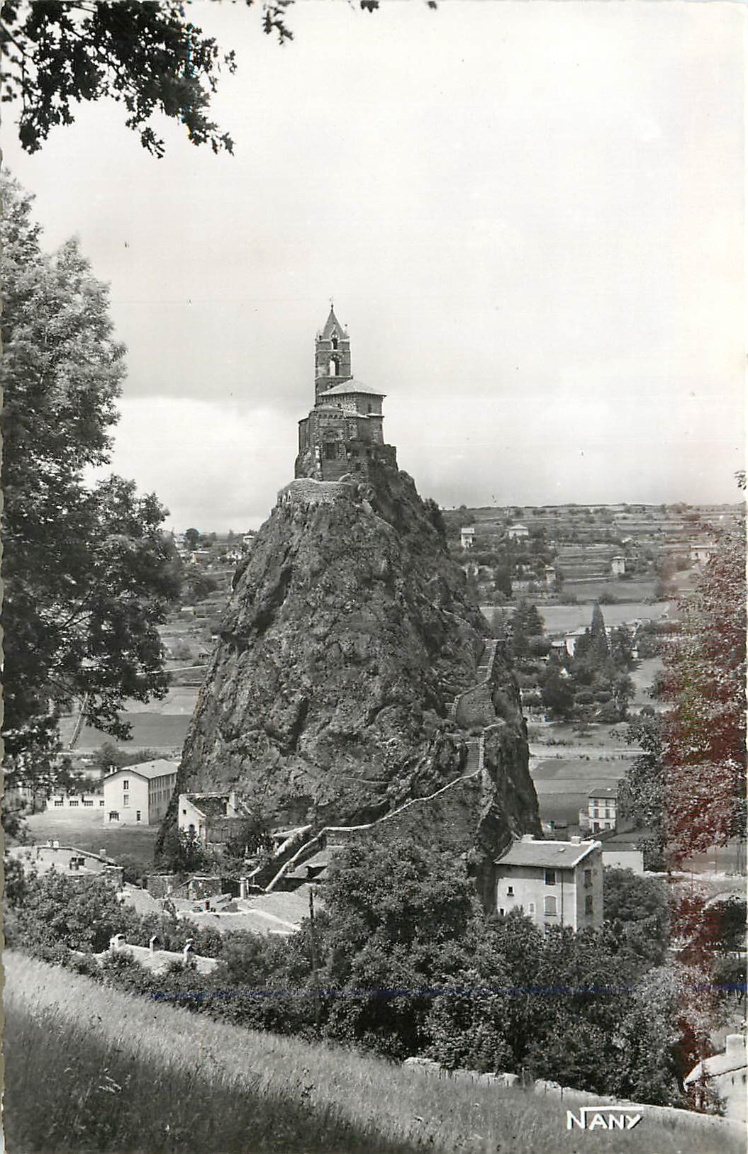 CPM Le puy (haute loire) alt 630 m 143 le rocher saint michel avec l escalier taille dans le roc (268 marches)