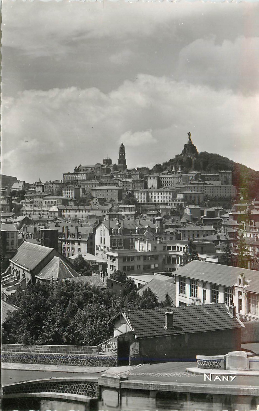 CPM Le puy (haute loire) alt 630 m la haute ville la cathedrale et la statue de notre de dame de france