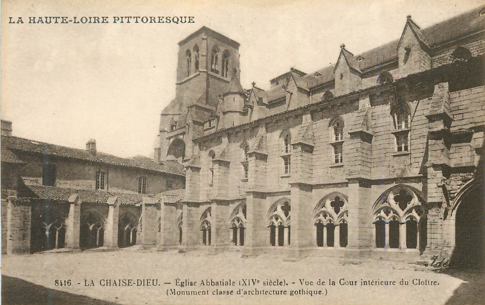 CPA 8416 la chaise dieu eglise abbatiale xiv siecle vue de la cour interieure du cloitre