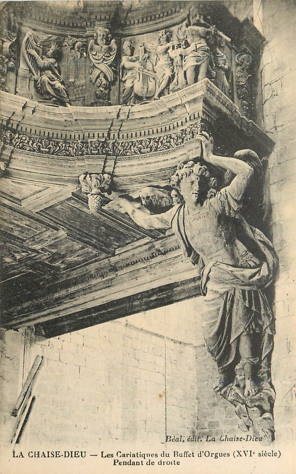 CPA La chaise dieu les cariatiques du buffet d orgues (xvi siecle) pendant de droite