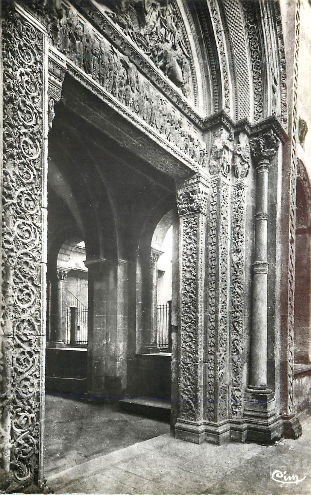 CPM Charlieu (loire) 2 bis la porte de l abbaye des benedictins (xii s)