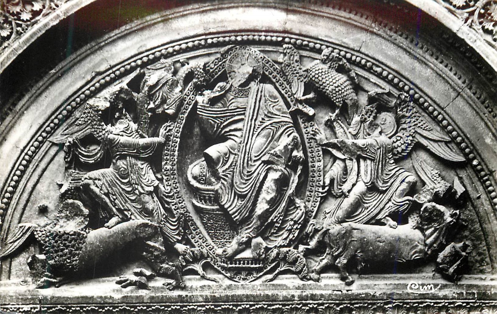 CPM Charlieu (loire) abbaye des benedictins detail le tympan(christ glorieux)