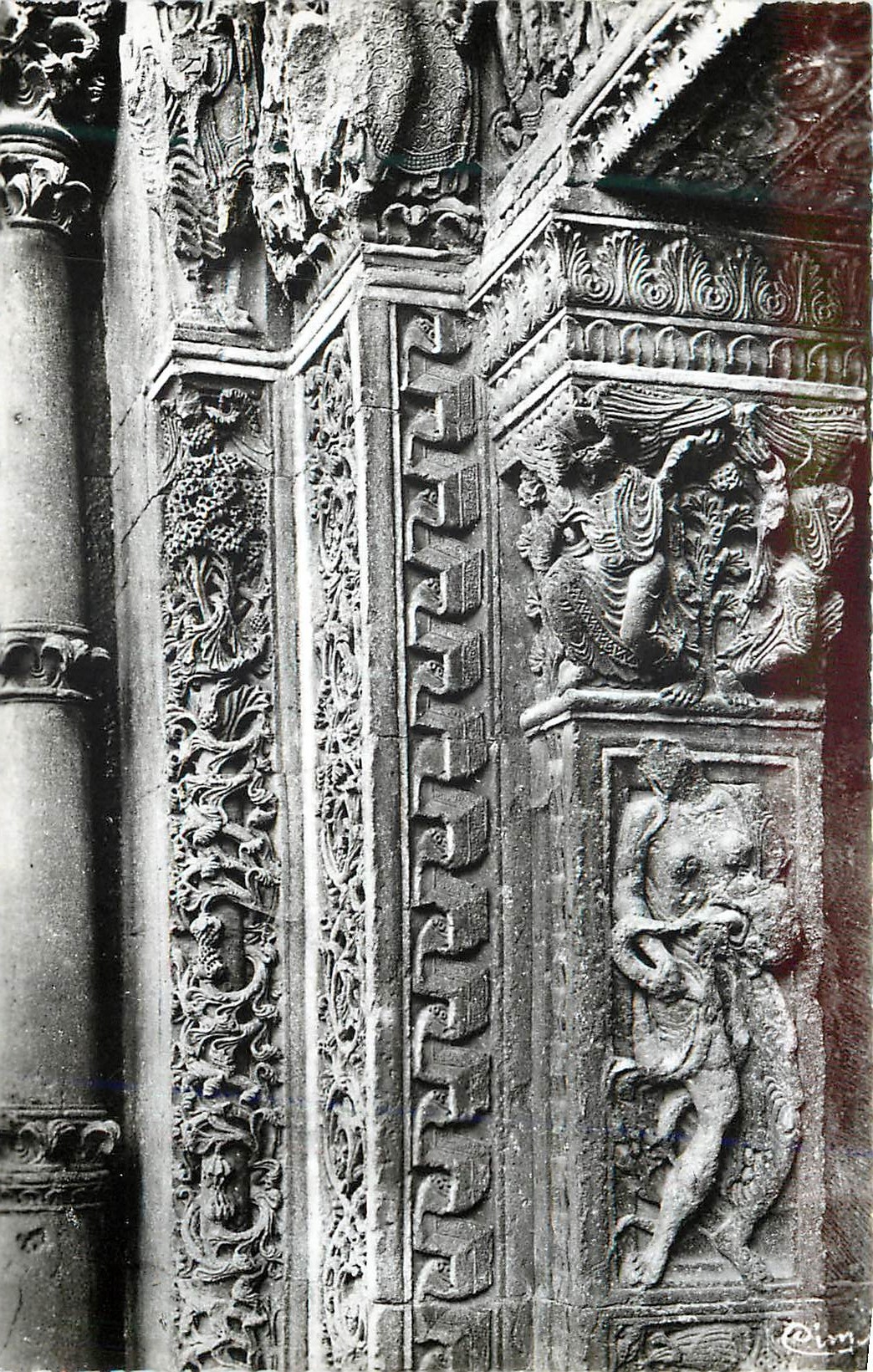 CPM Charlieu abbaye des benedictins detail decorant le cote gauche du portail representant la luxure