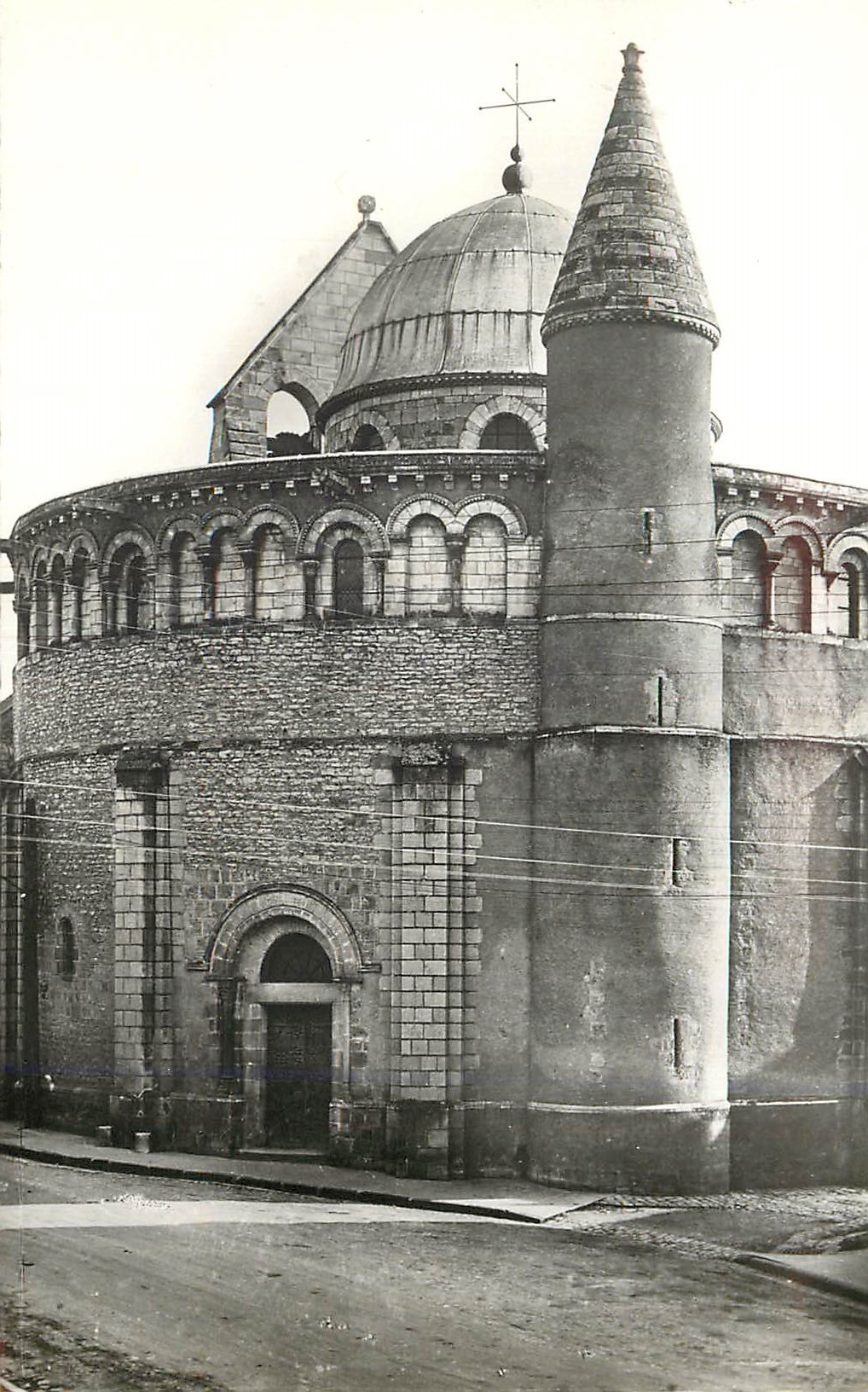 CPM 1 neuvy saint sepulchre (indre) l eglise xiii siecle construite sur le modele du saint sepulcre(mon hist) l ancien c