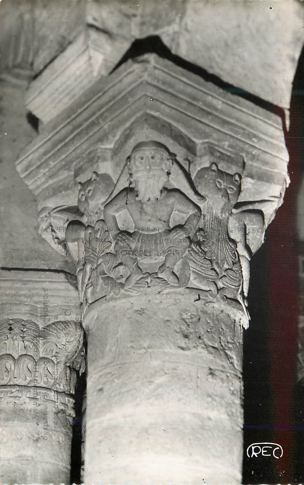 CPM 1480 neuvy st sepulcre(indre) interieur de l eglise detail d un chapiteau les barbue eglise xii siecle