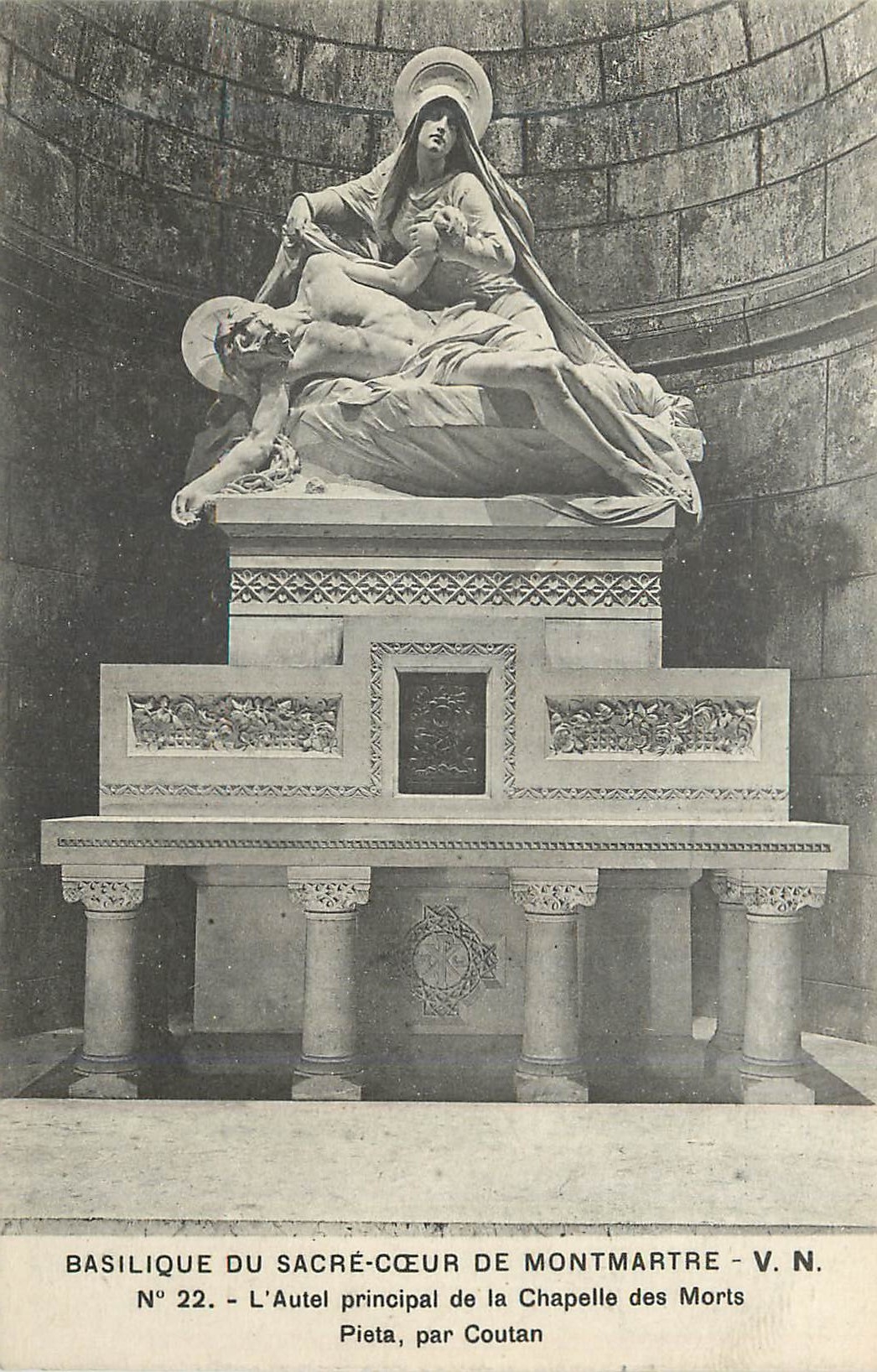 CPA Basilique du sacre coeur de montmartre v n n 22 l autel principal de la chapelle des morts pieta par coutan