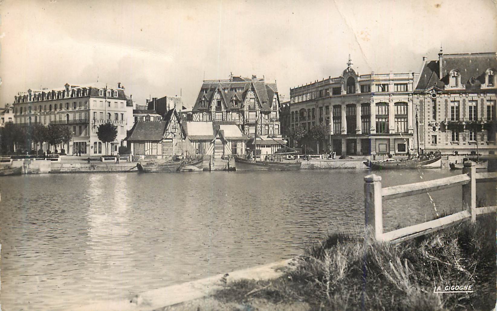 CPM 149 trouville(calvados) la reine des plages hotel bellevue et les nouvelles galeries