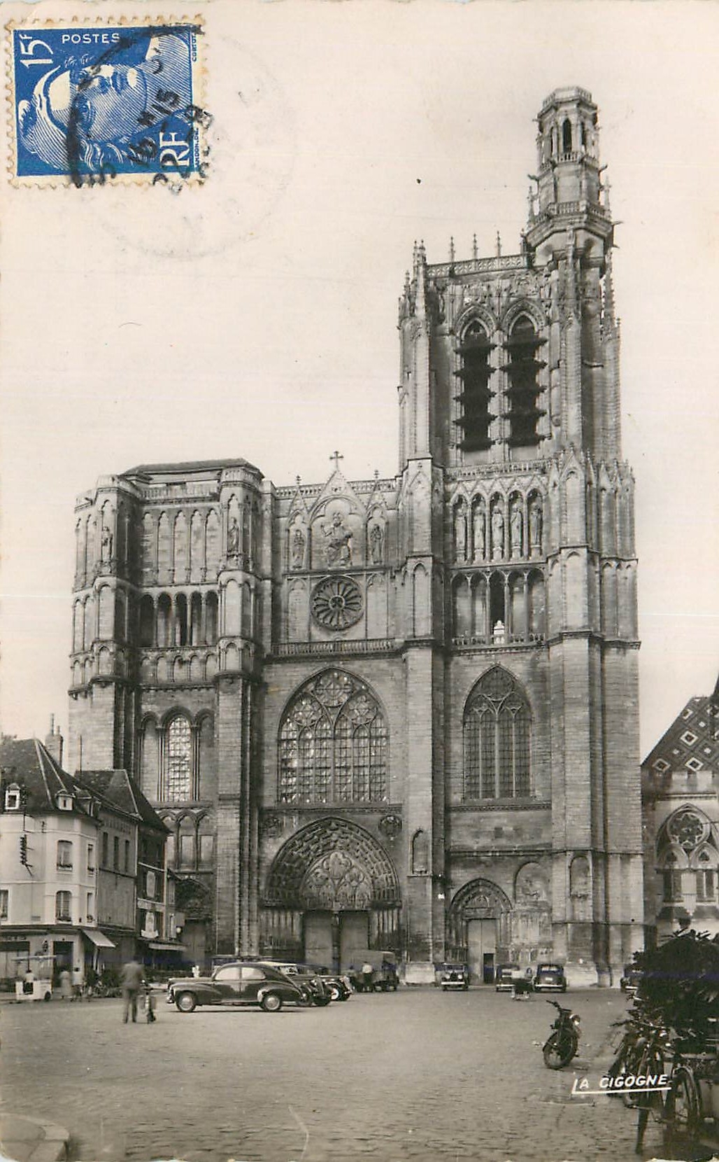 CPM 89 387 01 sens (yvonne) place de la republique et la cathedrale