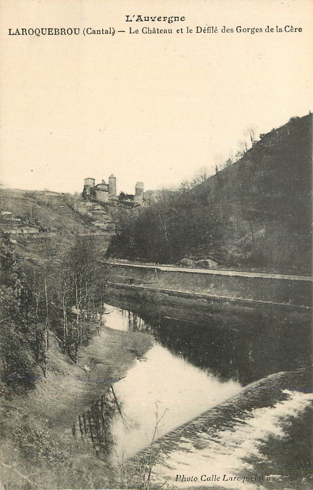CPA L auvergne laroquebrou(cantal) le chateau et le defile des gorges de la cere