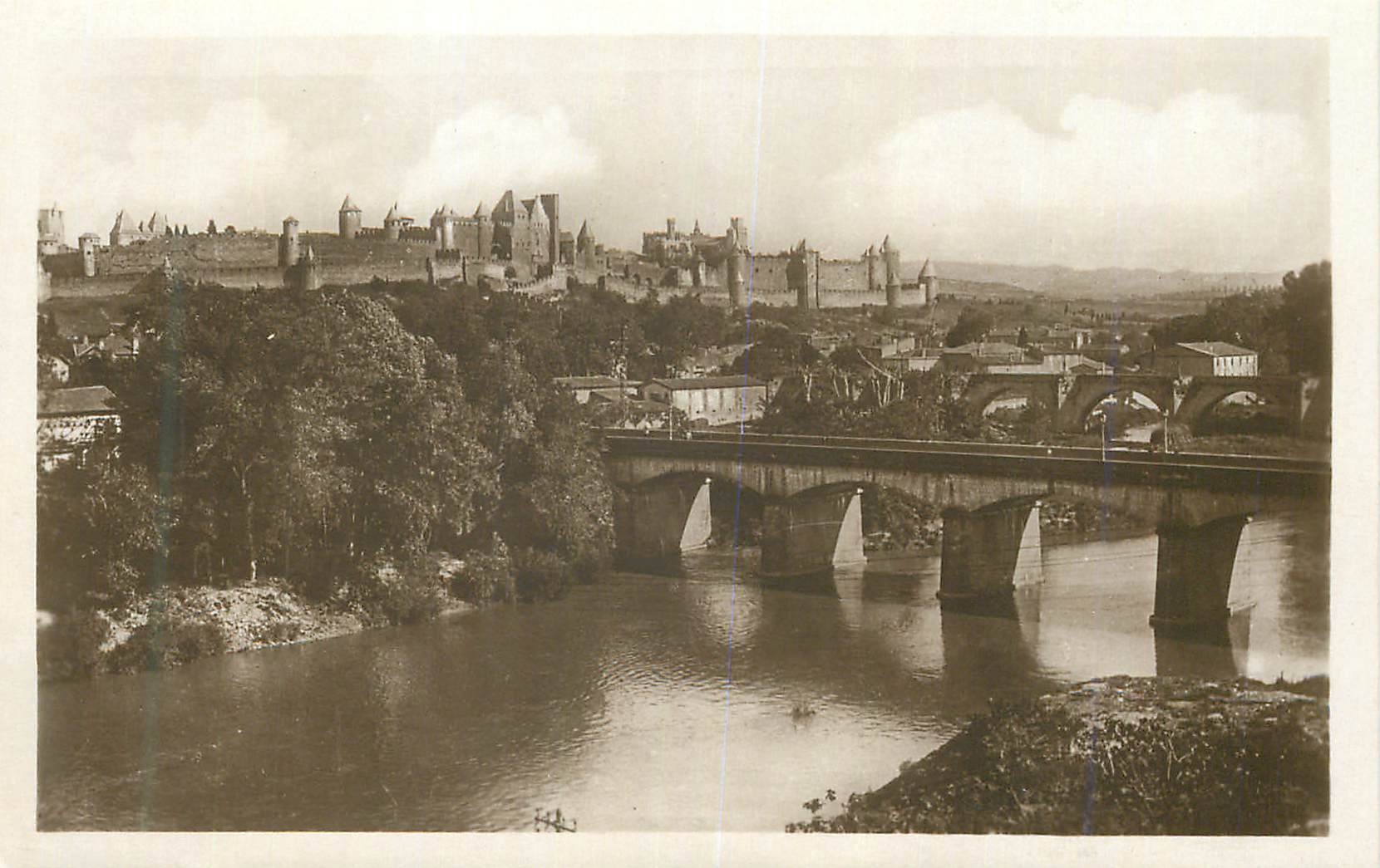 Carcassonne — Les Bords de l'Aude et la Cité — Éditeur Rub Le Tellier, Paris, n° 30