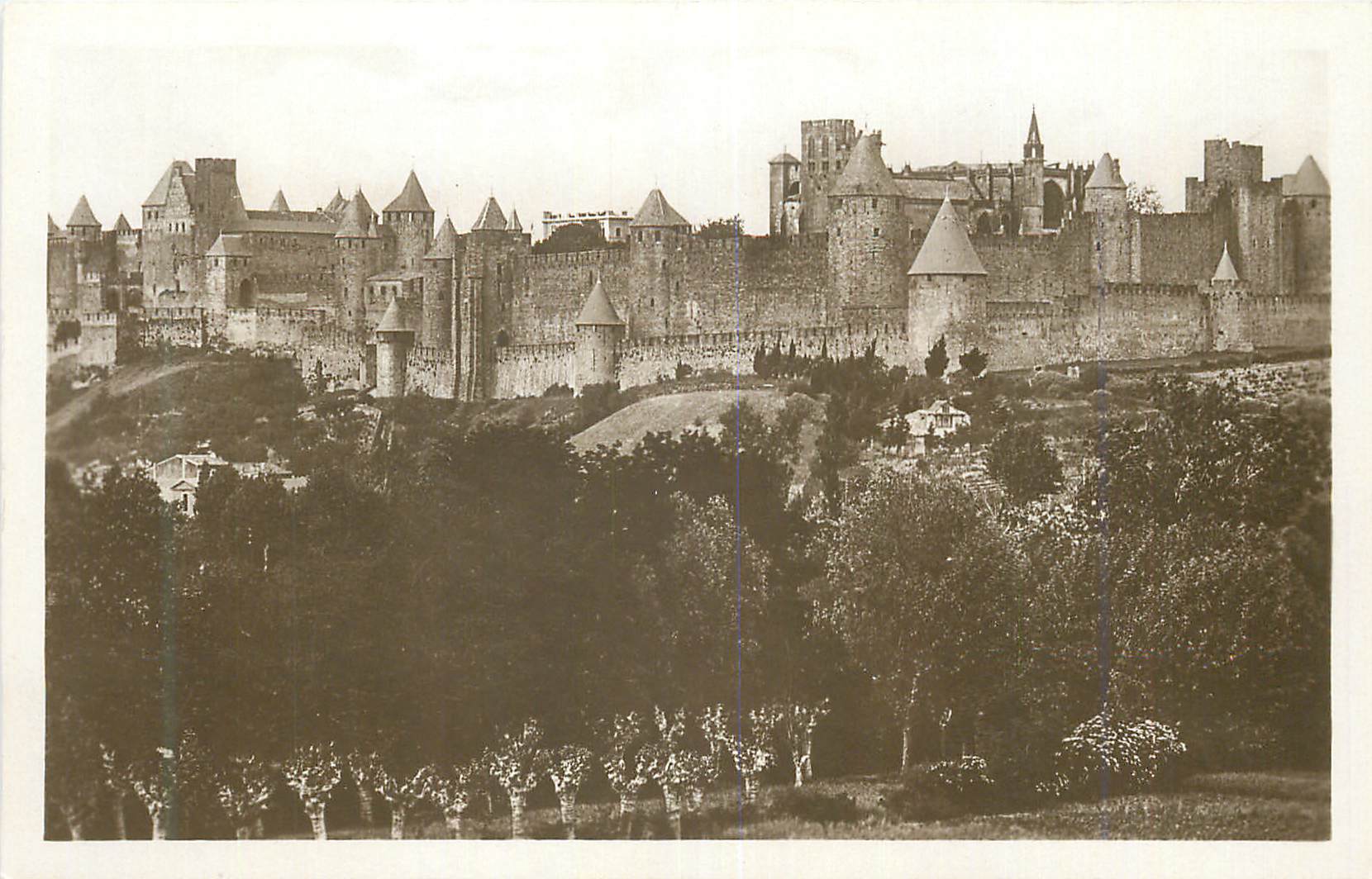 CPA 2 carcassonne la cite au sud est