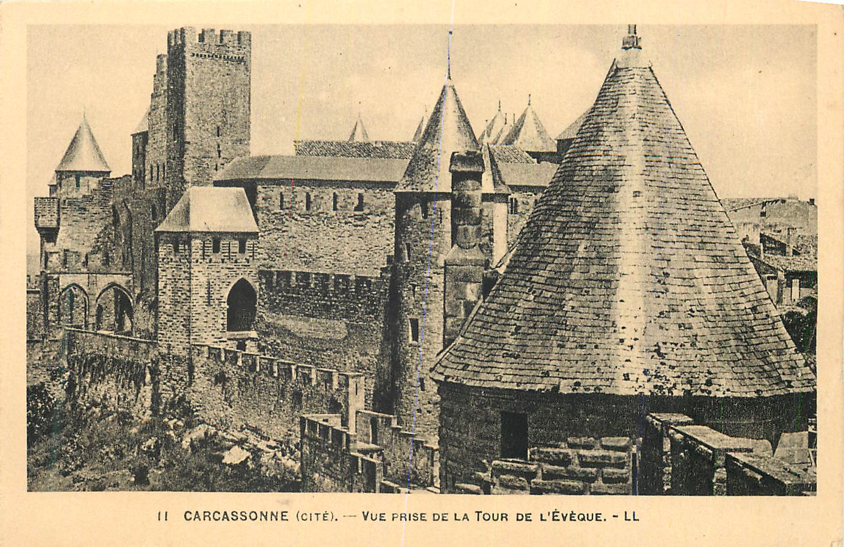 CPA Ii carcassonne(cite) vue prise de la tour de l eveque