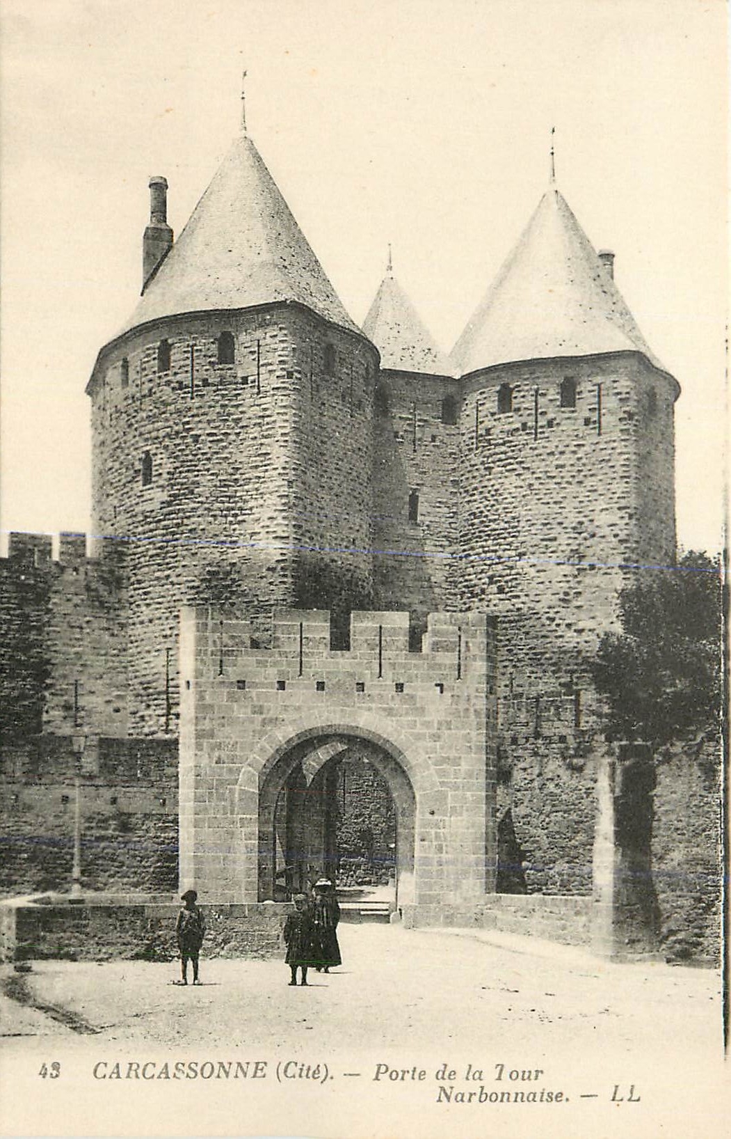 CPA Carcassonne(cite) porte de la tour narbonnaise