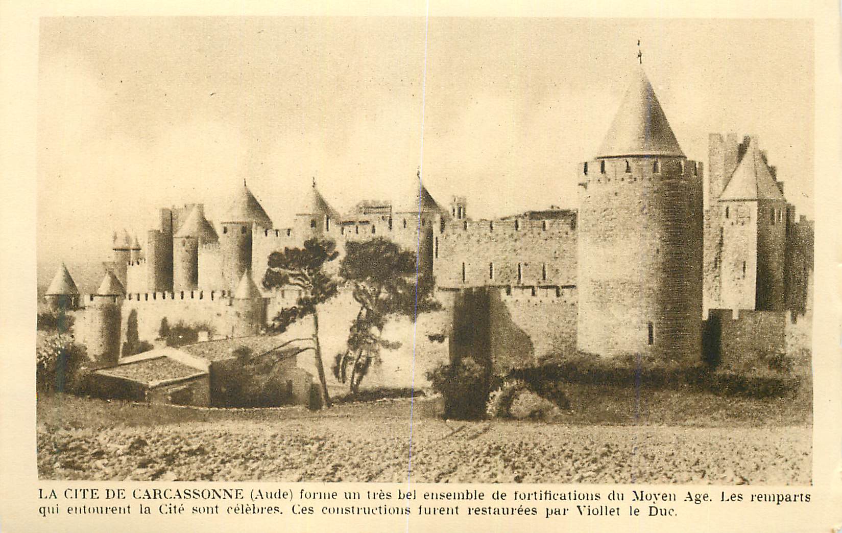 CPA La cite de carcassonne(aude) forme un tres bel ensemble de fortifications du moyen age