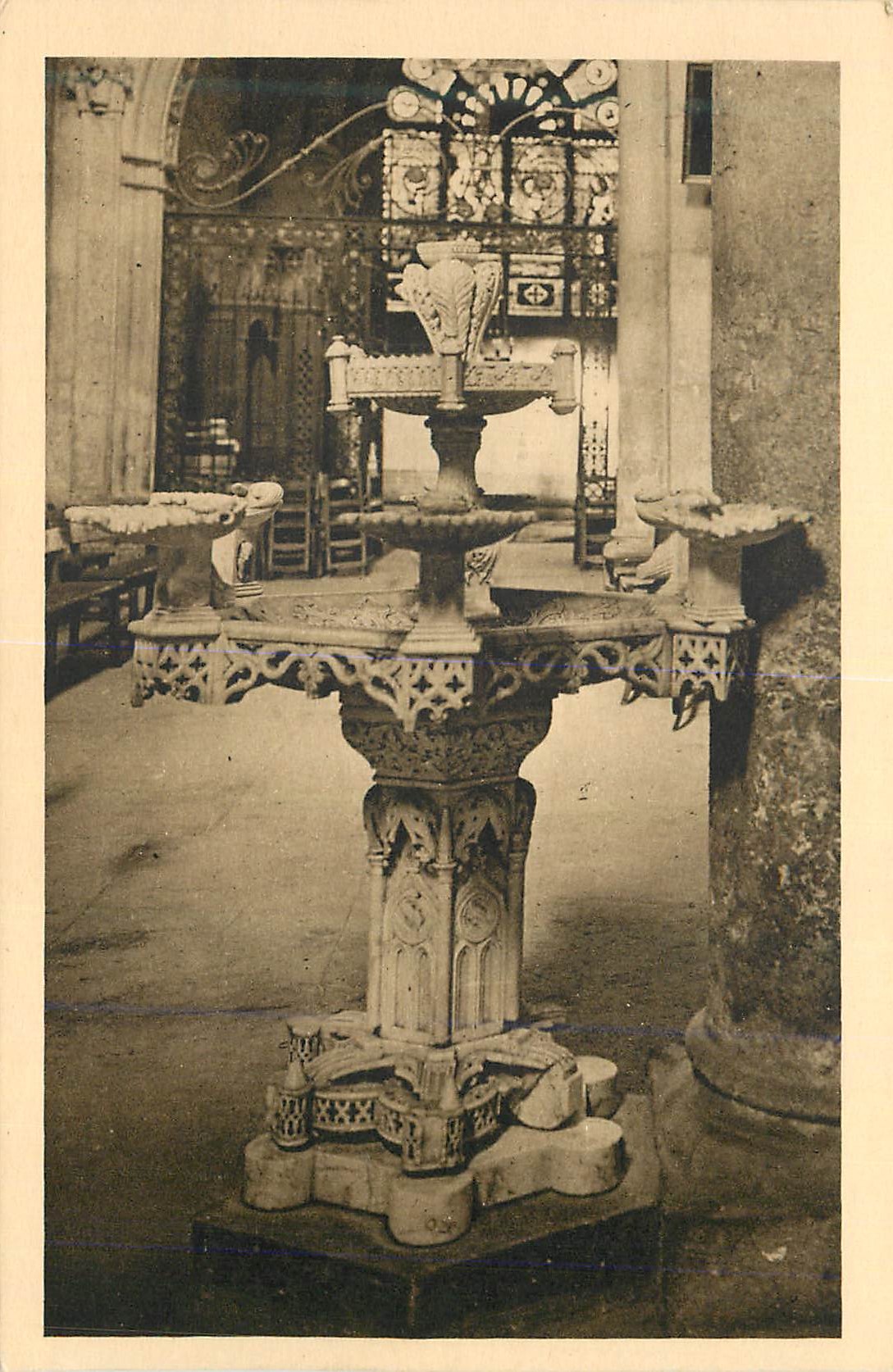 CPA Interieur de l eglise de nantua benitier