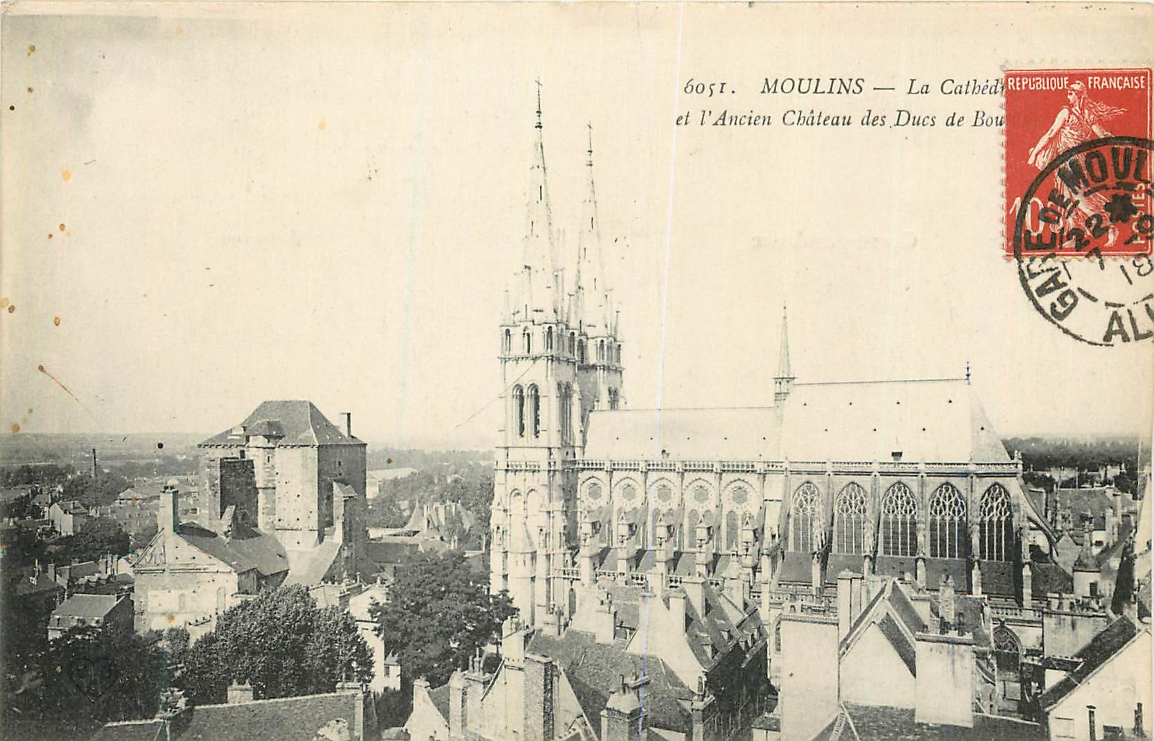 CPA Moulins la cathedrale et l ancien chateau des ducs de bou