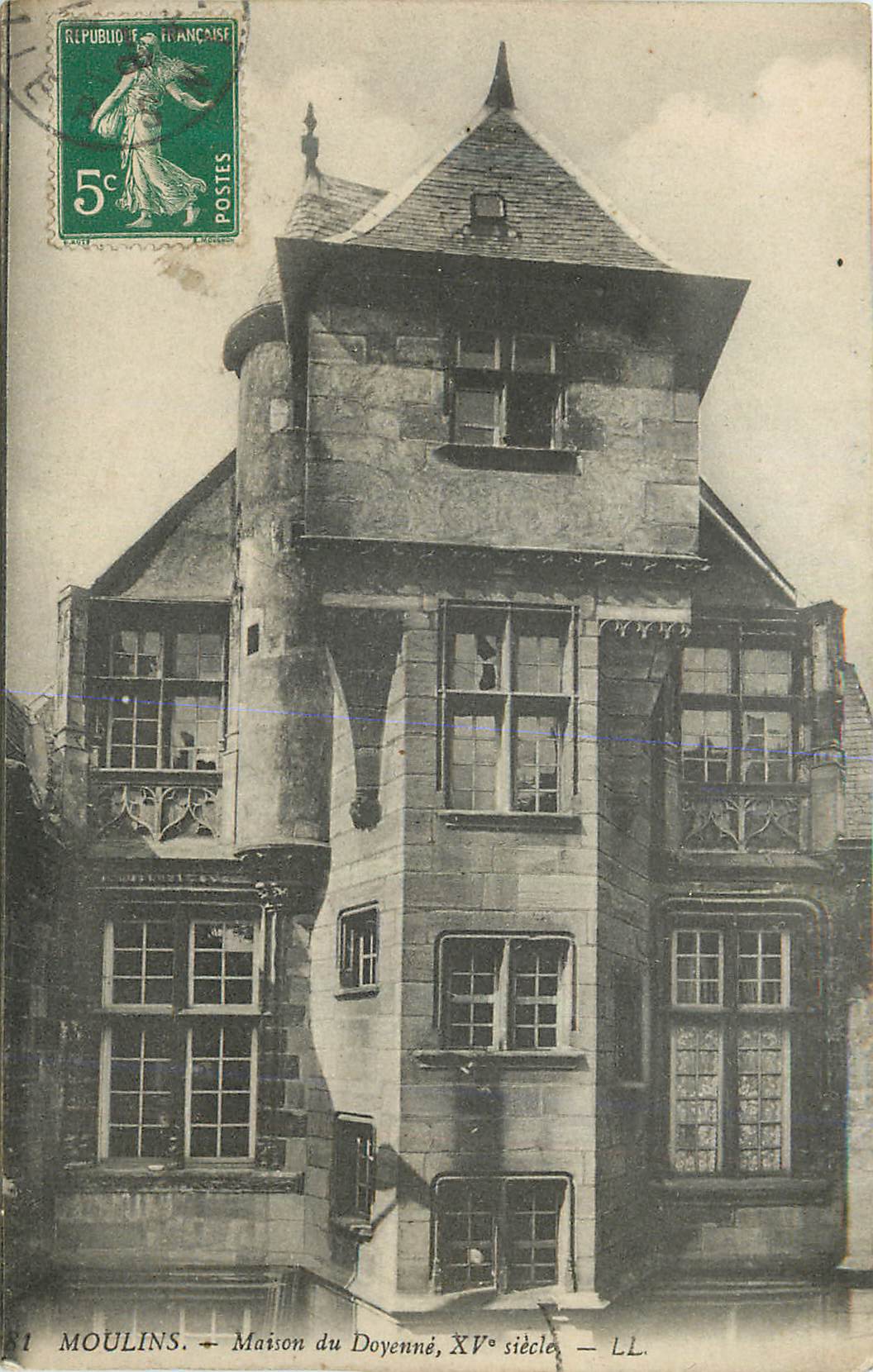 CPA Moulins maison du doyenne xv siecle