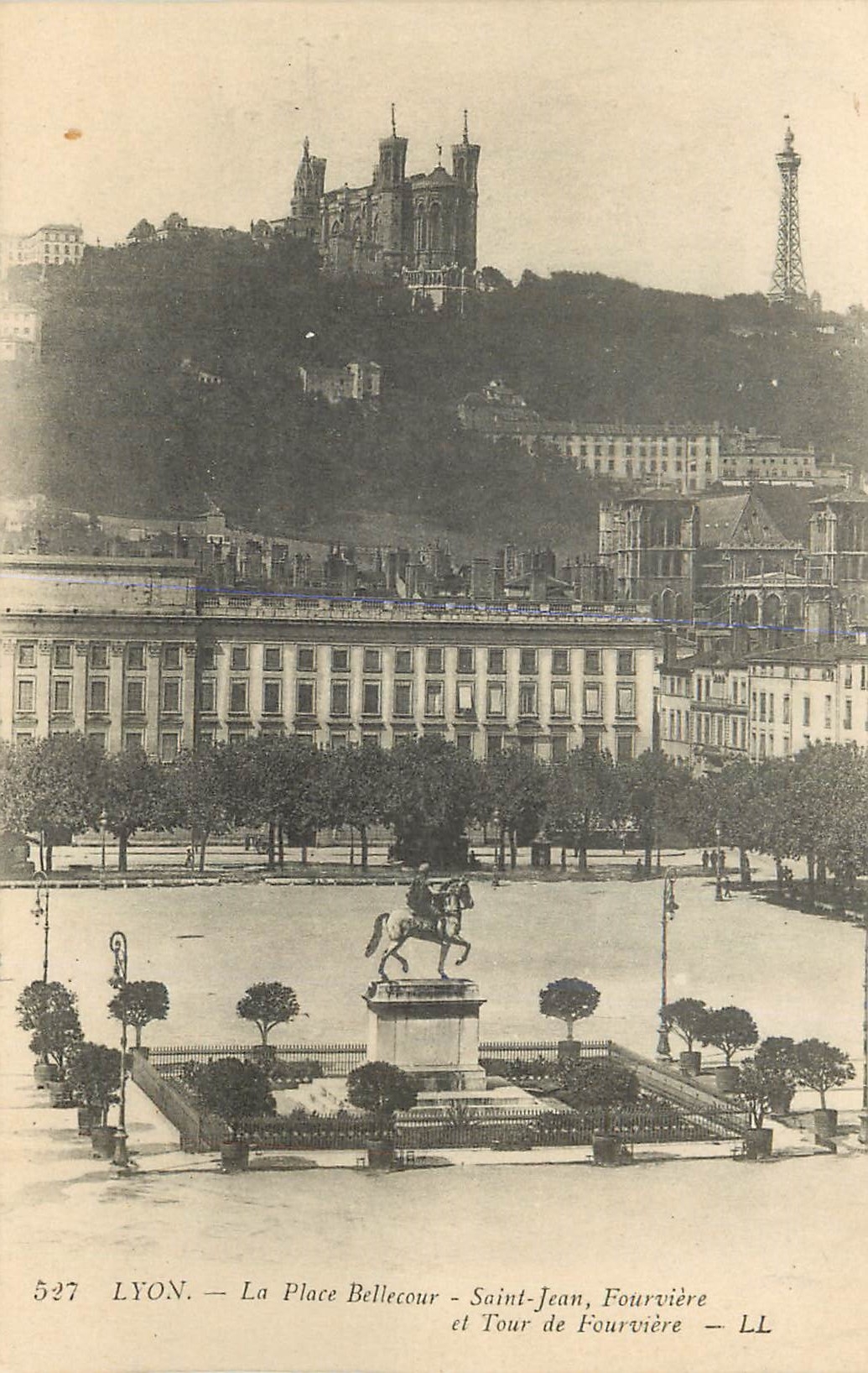 CPA 527 lyon la place bellecour saint jean fourviere et tour de fourviere