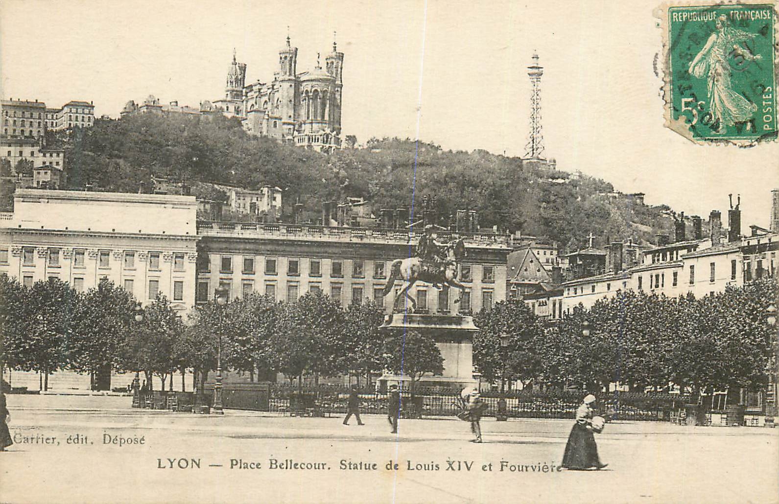 CPA Lyon place bellecour statue de louis xiv et fourviere