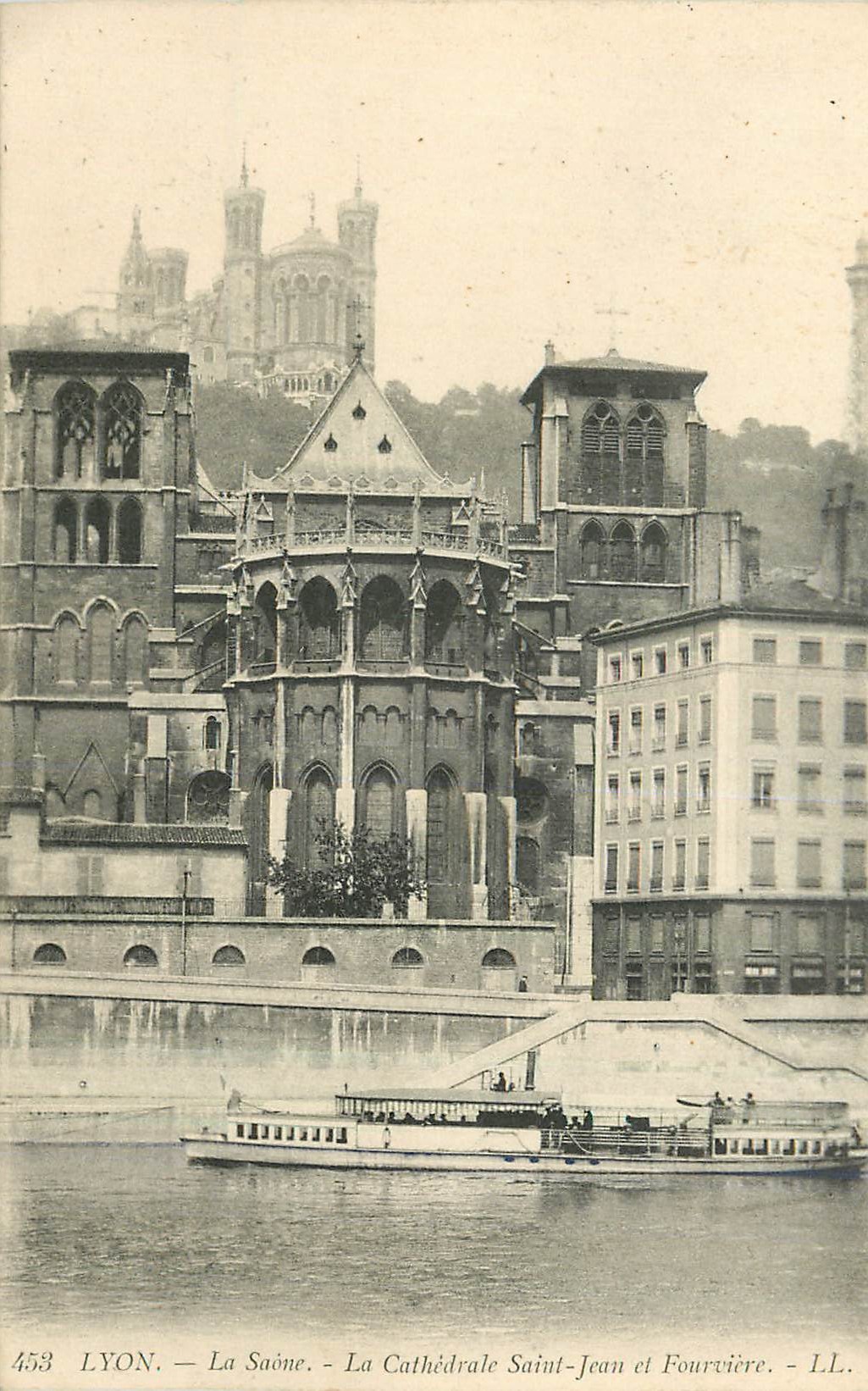 CPA 453 lyon la saine la cathedrale saint jean et fourviere Bateau