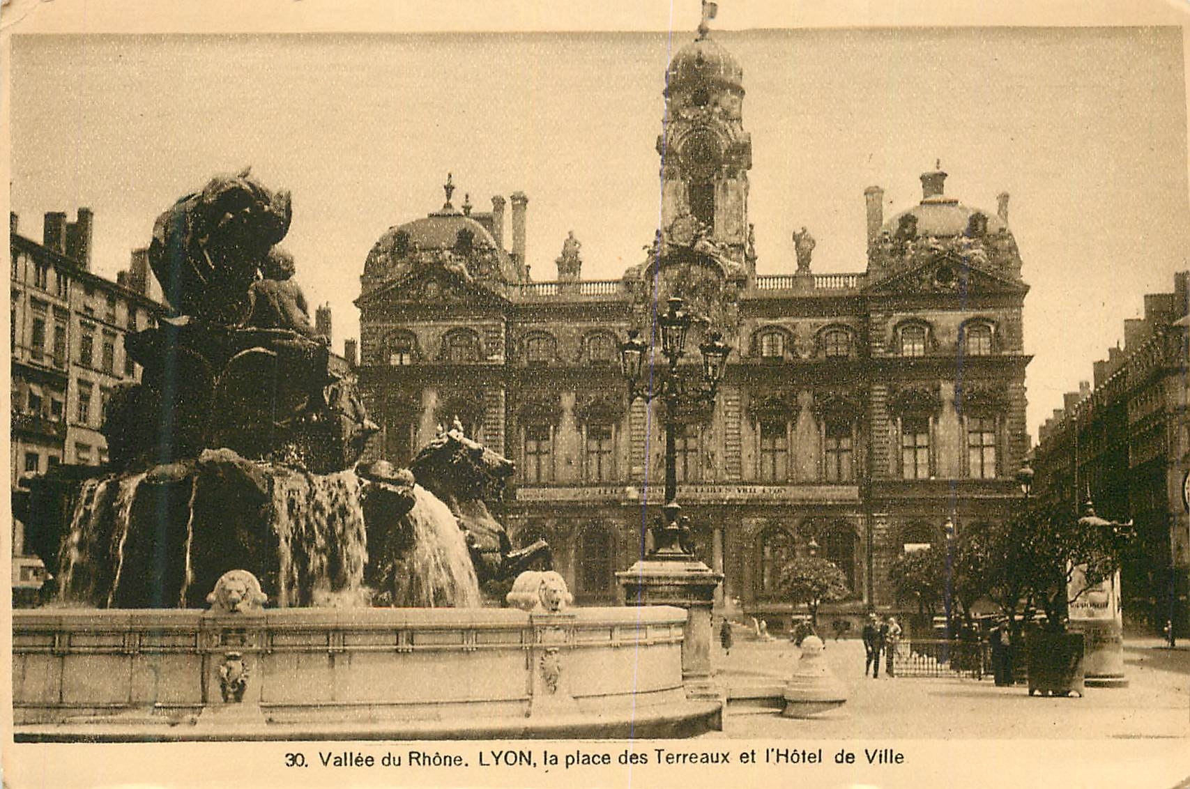 CPA 30 vallee du rhone lyon la place des terreaux et l hotel de ville