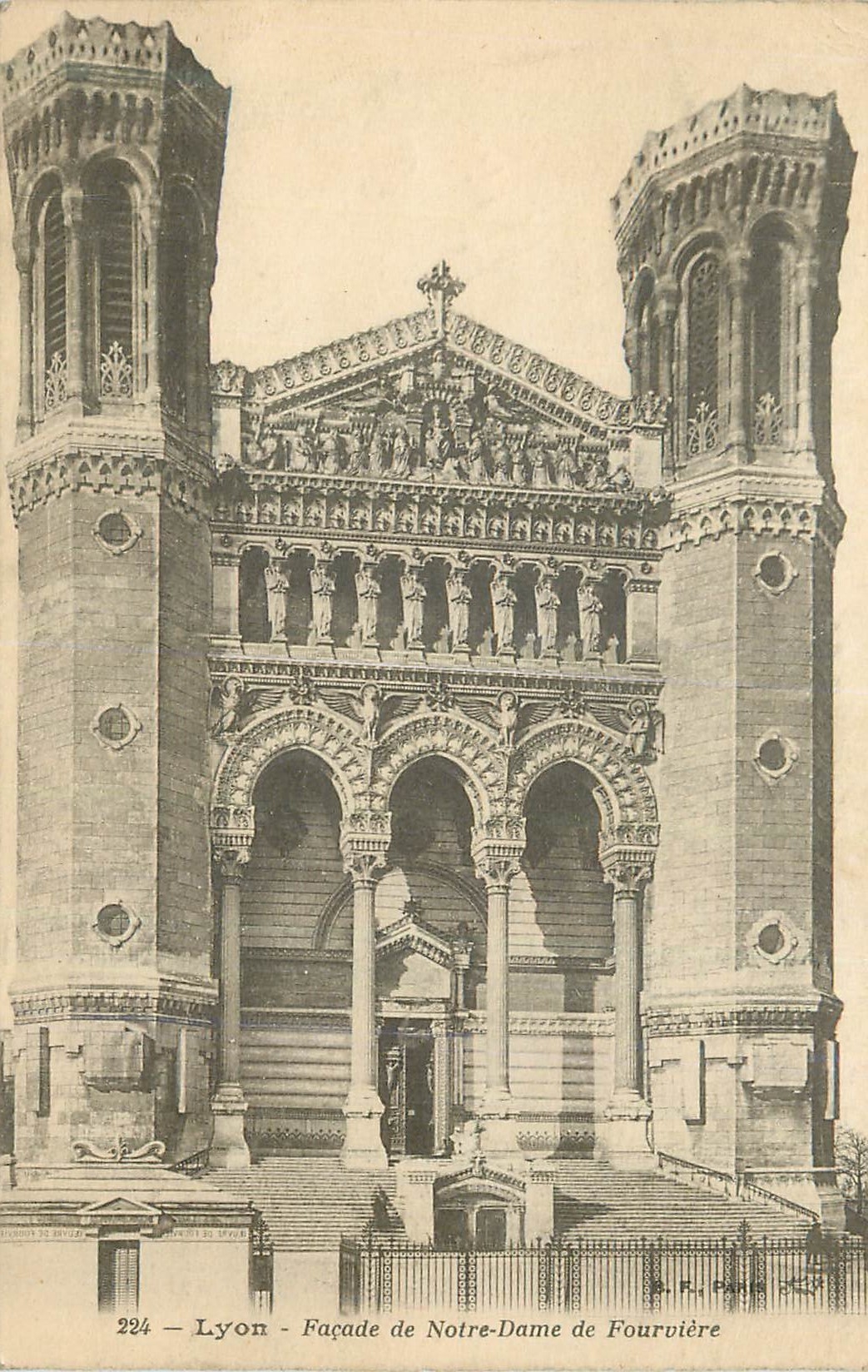 CPA 224 lyon facade de notre dame de fourviere