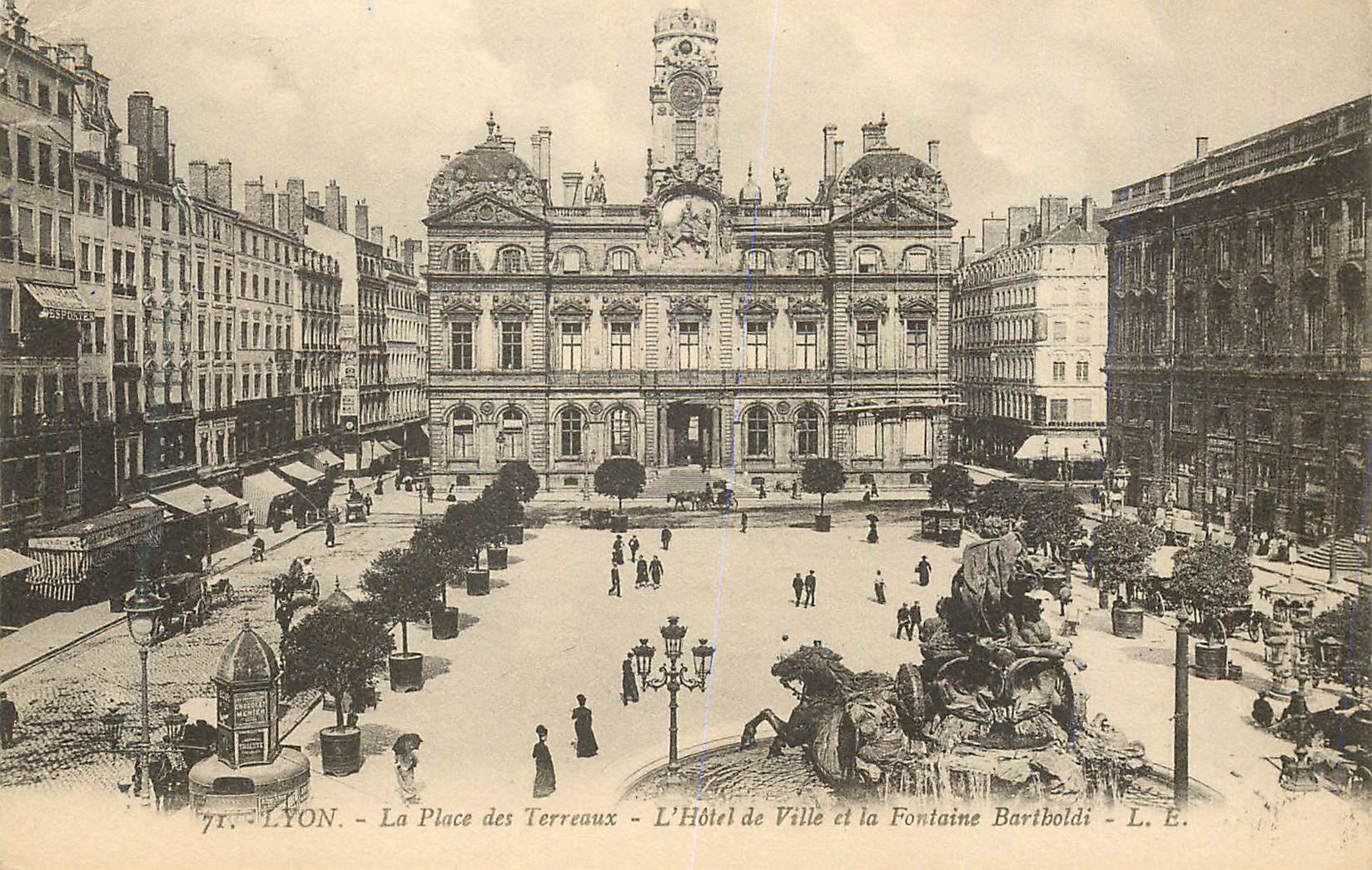 CPA Lyon la place des terreaux l hotel de ville et la fontaine barlboldi
