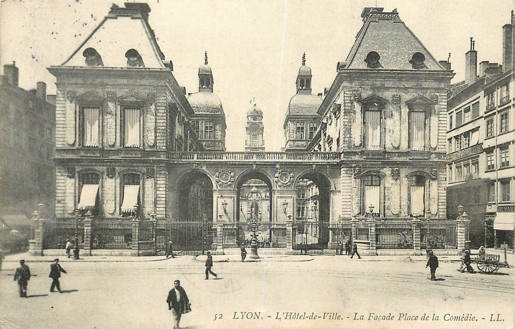 CPA Lyon l hotel de ville la facade place de la comedie