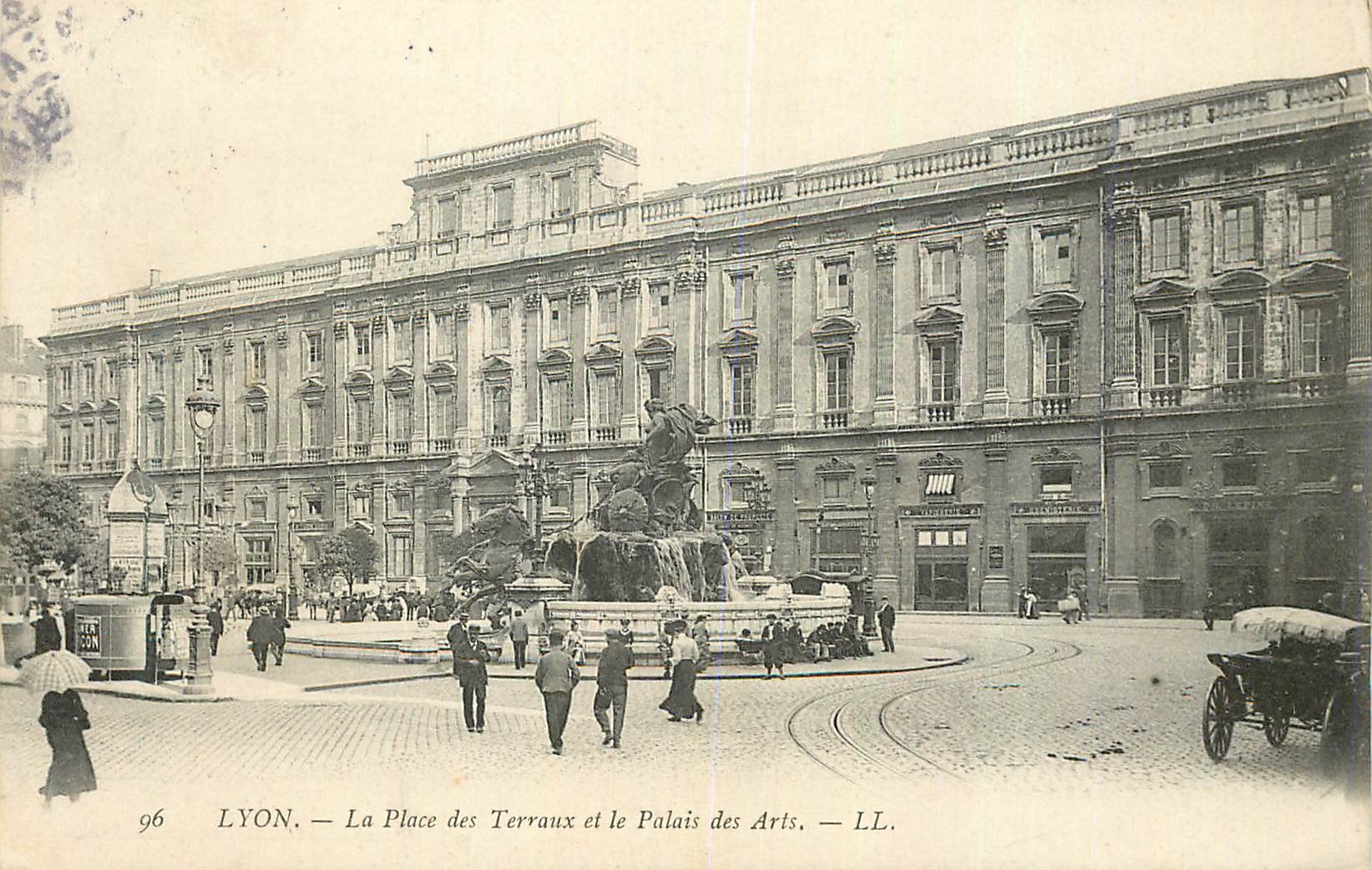 CPA Lyon la place des terreaux et le palais des arts