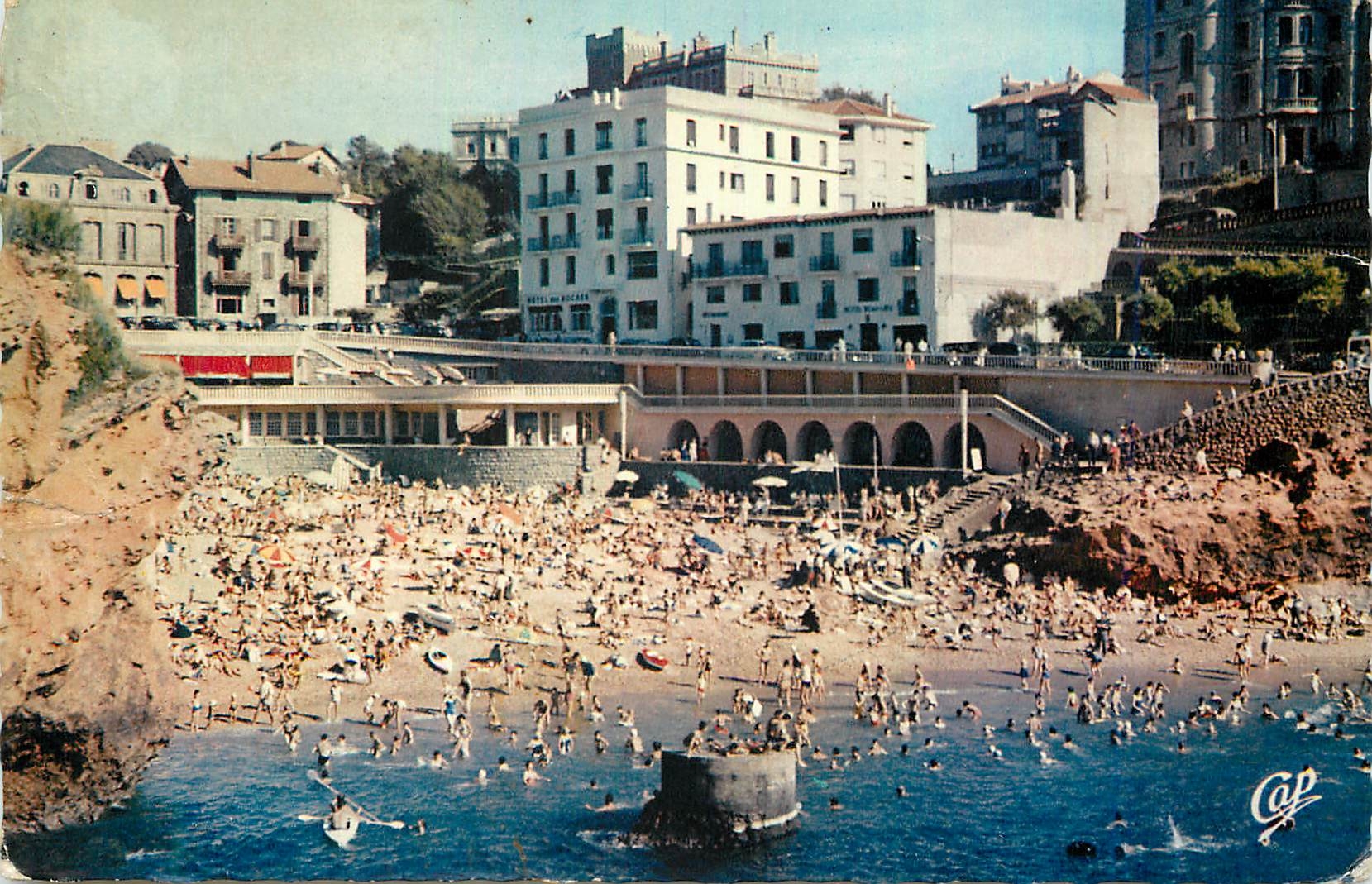 Biarritz - Le Port-Vieux — plage bondée — Lumicap