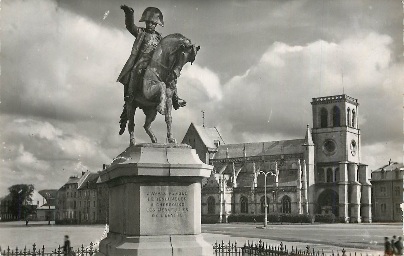 Cherbourg (Manche) — Statue de Napoléon Ier et Basilique Sainte-Trinité — Alex Becquemin Edit. Cherbourg