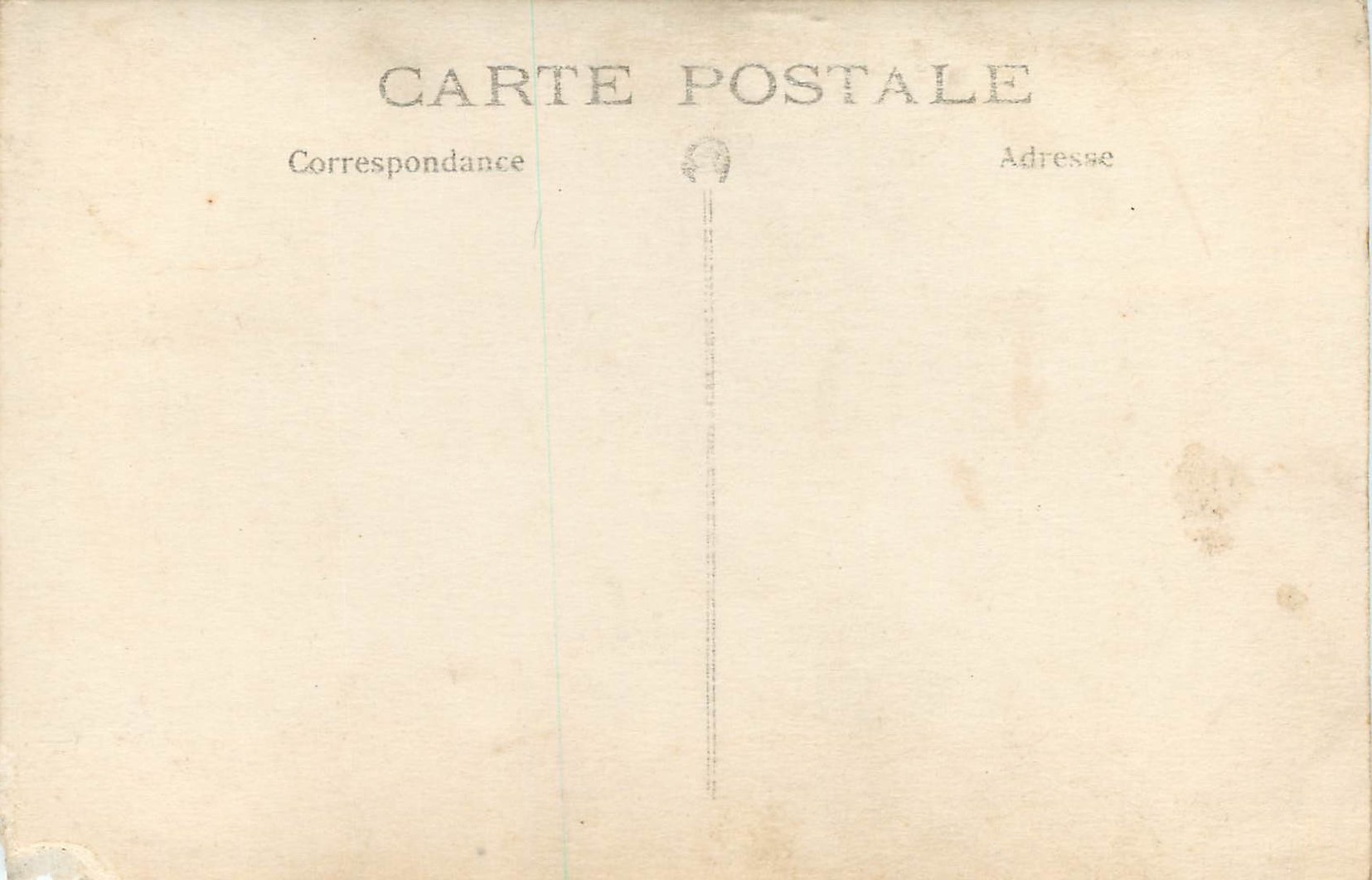 Femme en robe sombre — pose devant un meuble à deux niveaux — carte postale anonyme — Reverso