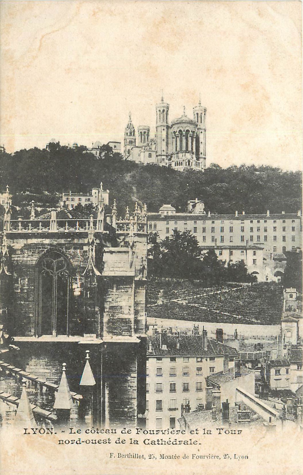 CPA Lyon le coteau de fourviere et la tour nord ouest de la cathedrale
