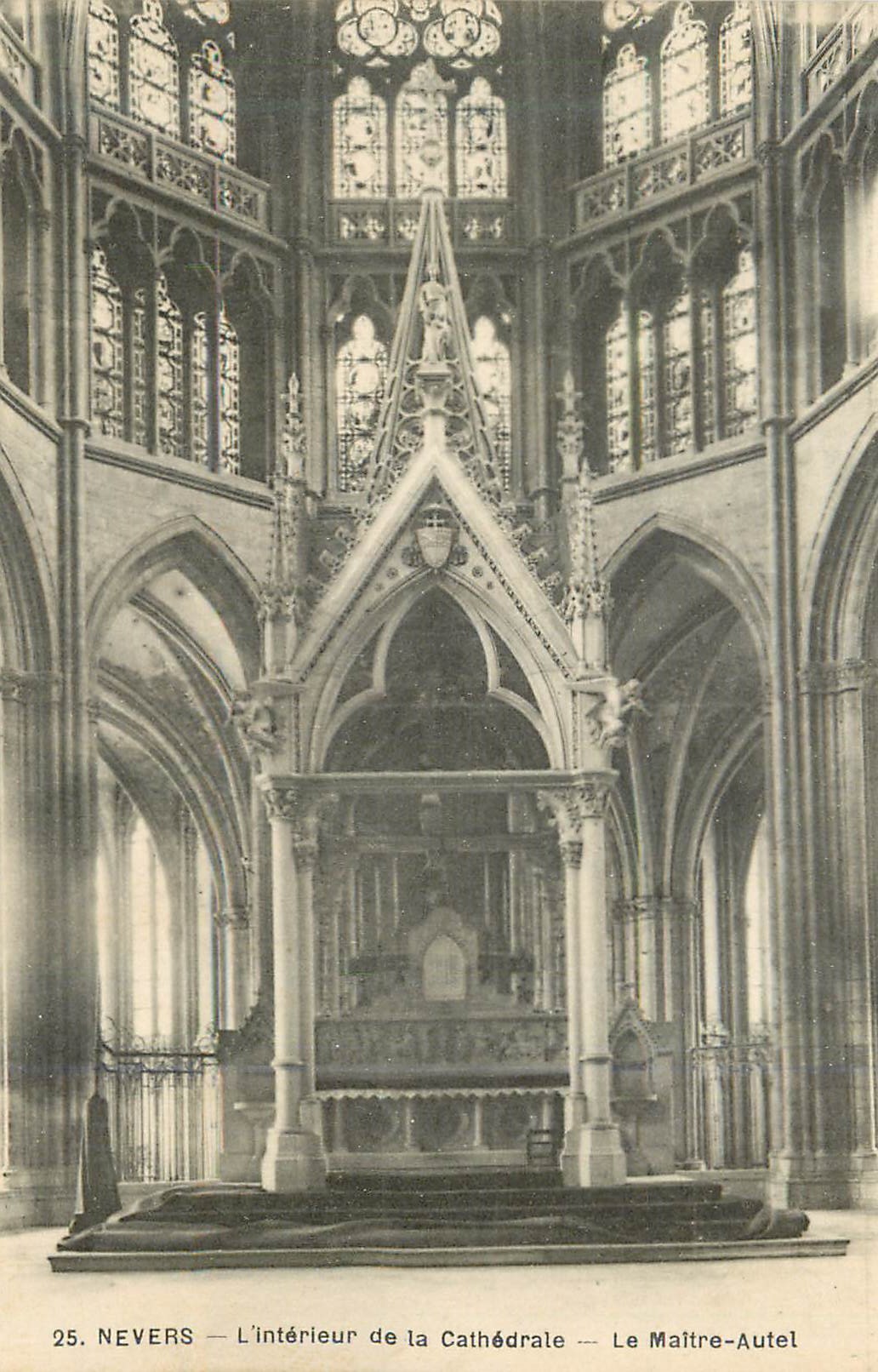 CPA 25 nevers l interieur de la cathedrale le maitre autel