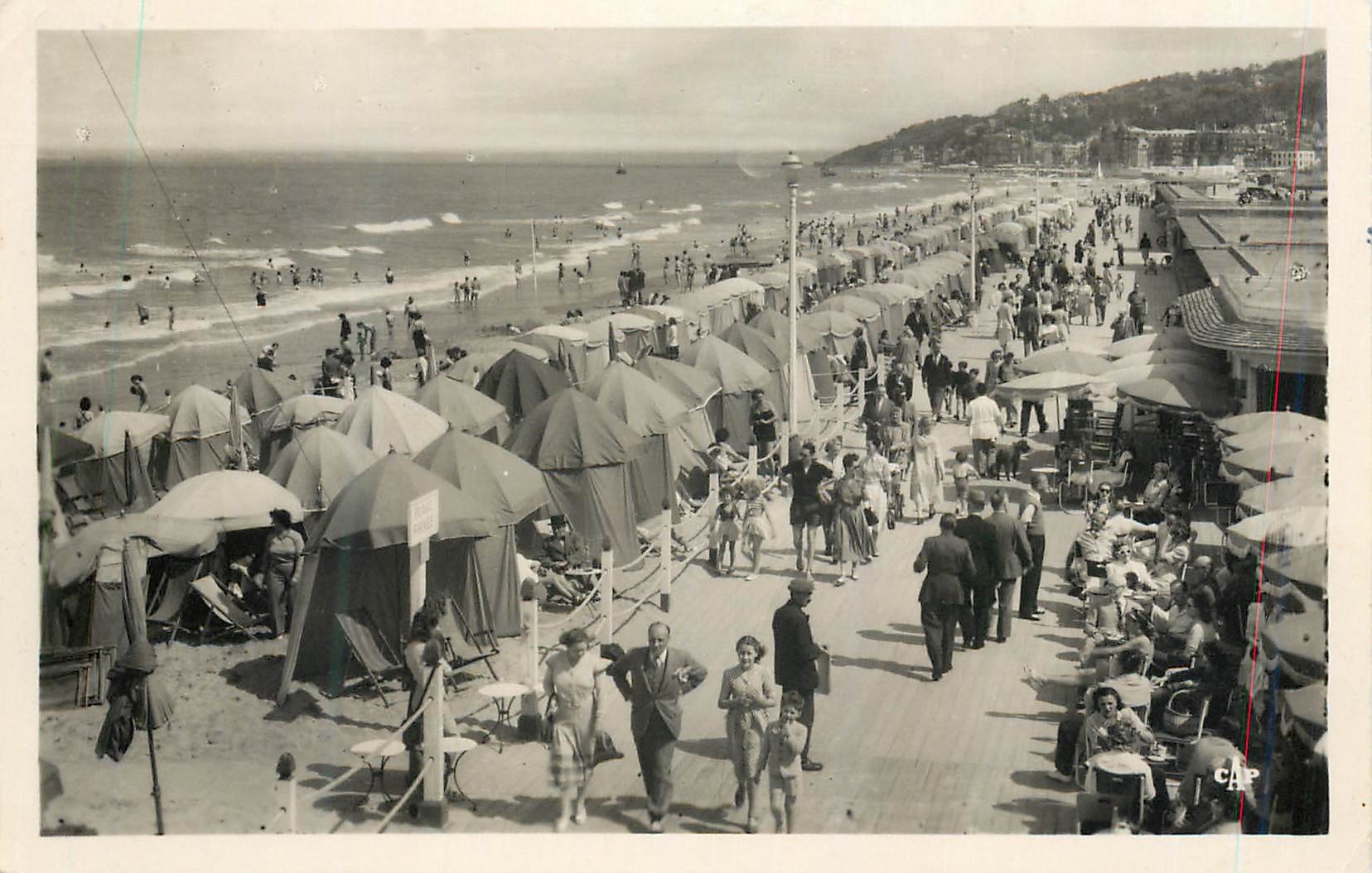 CPM 242 deauville plage fleurie les planches et la bar du soleil