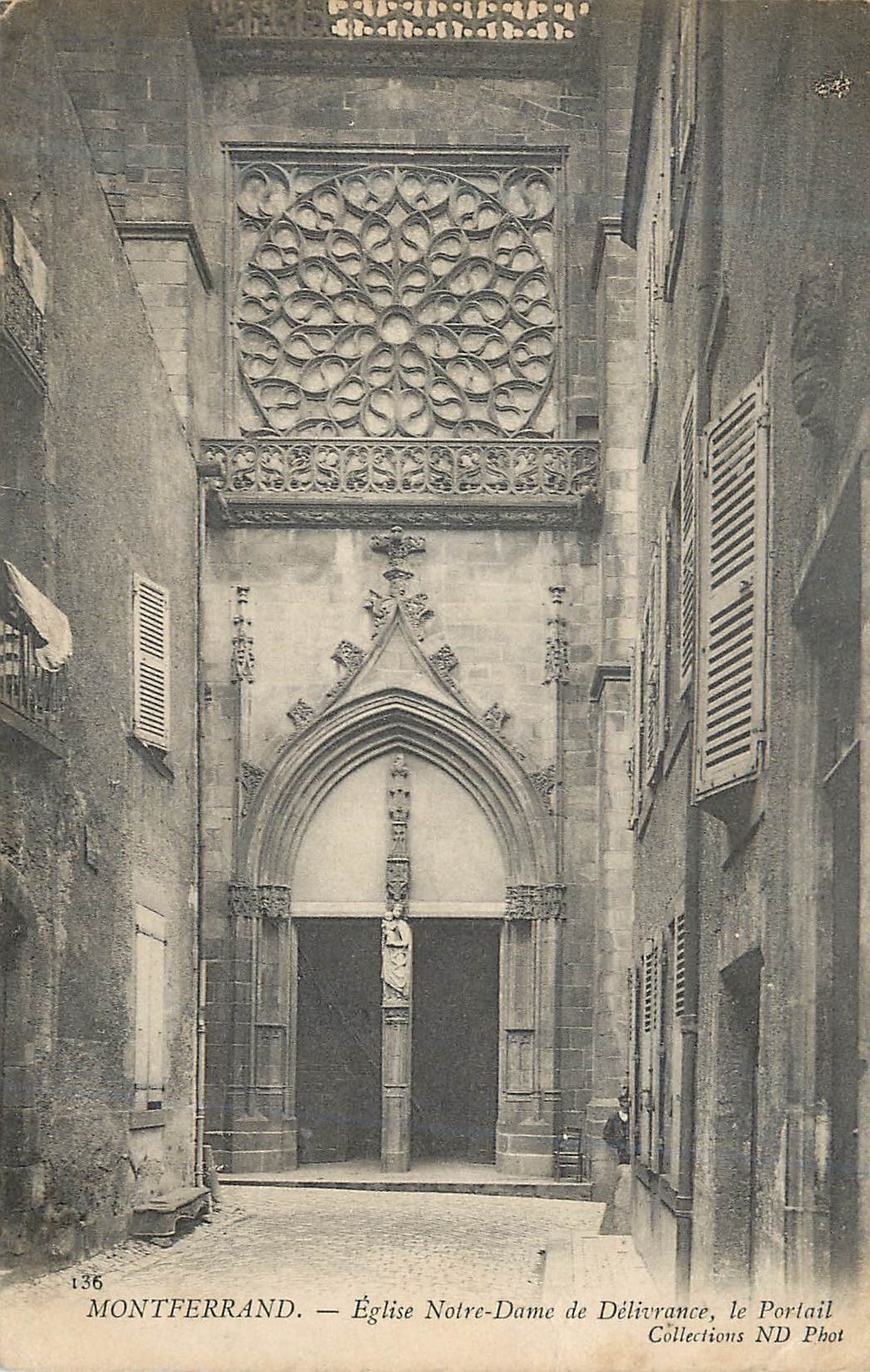 CPA Montferrand eglise notre dame de delivrance le portail