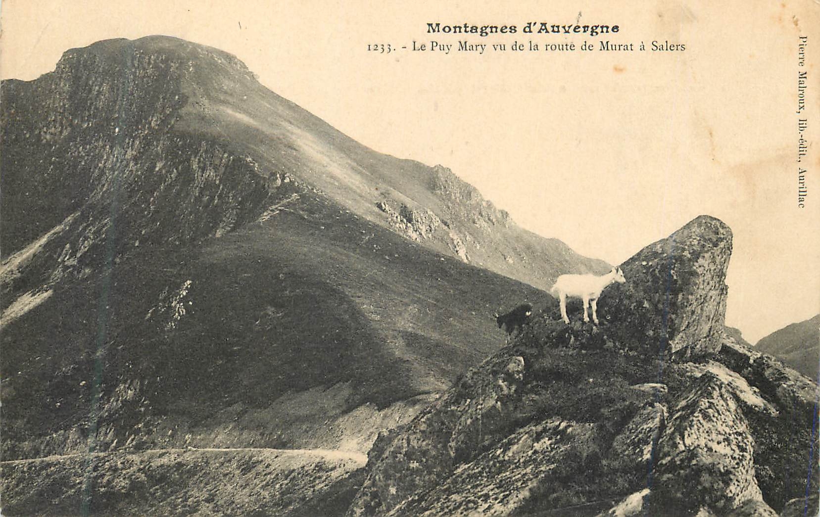 CPA Montagnes d auvergne 1233 le puy mary vu de la route de murat a salers