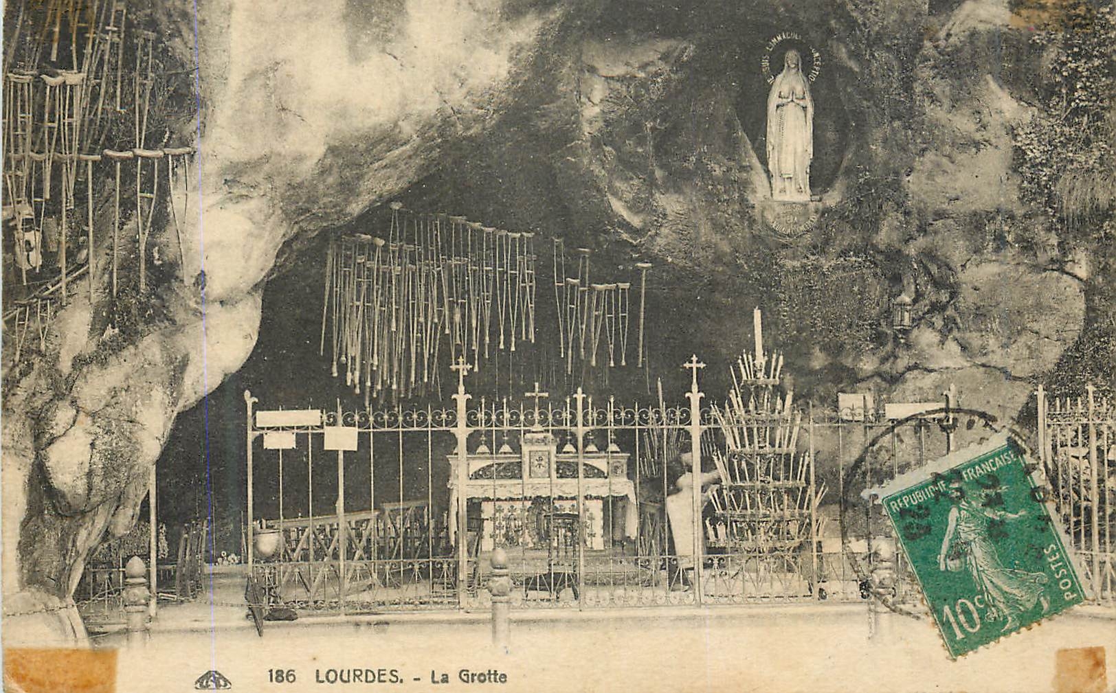 CPA 186 lourdes la grotte