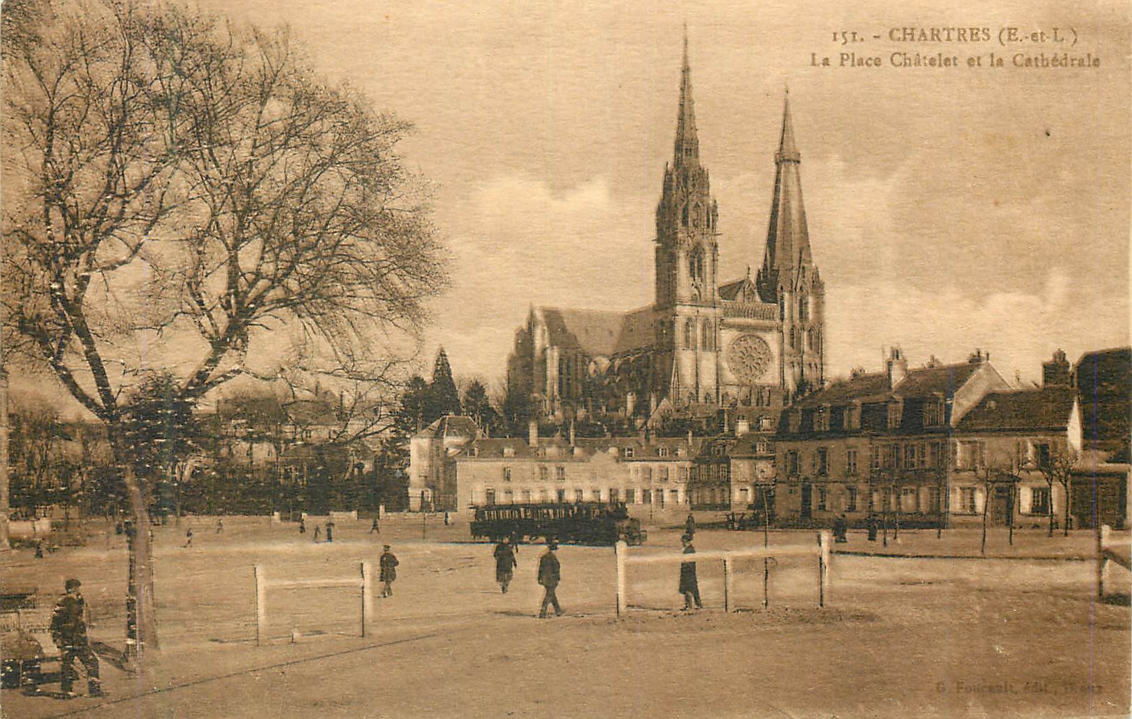 CPA 151 chartres(e et l) la place chateau et la cathedrale Train