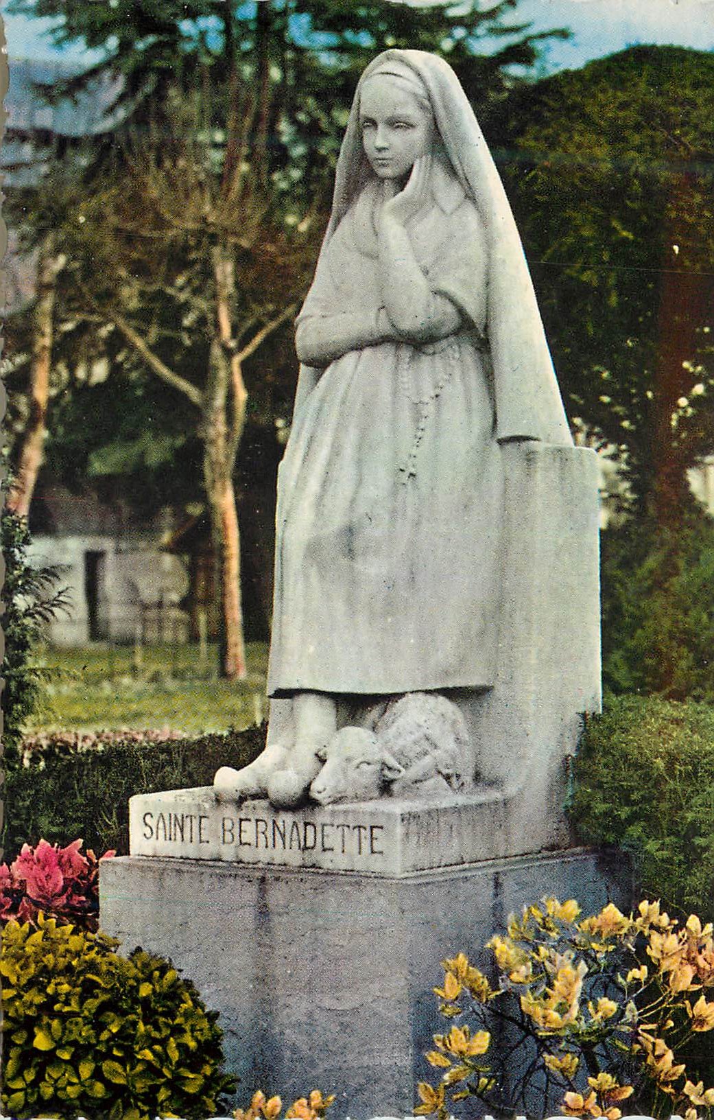 CPM 1394 lourdes (65) statue de sainte bernadette dans les sanctuaires(j hartmann sculteur)